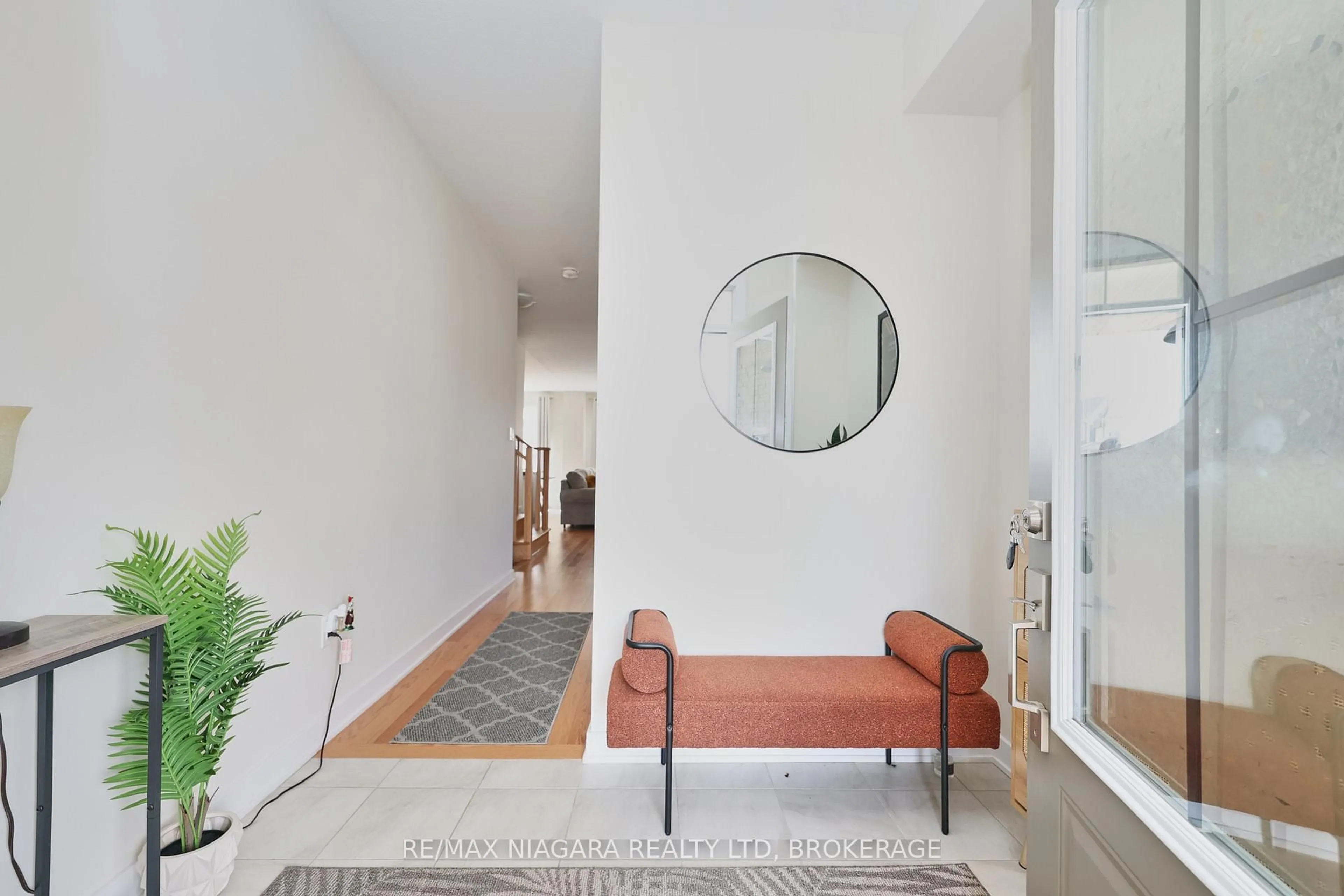 Indoor entryway for 77 KEELSON St, Welland Ontario L3B 0M4