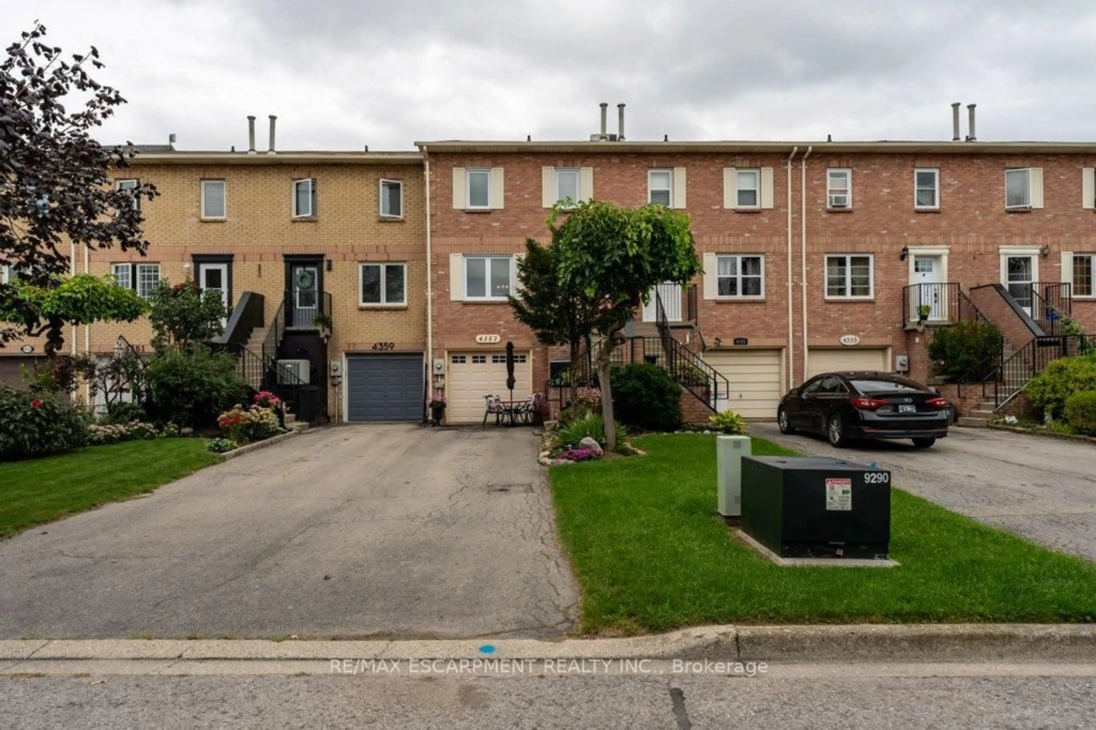 A pic from outside/outdoor area/front of a property/back of a property/a pic from drone, street for 4357 Arejay Ave, Lincoln Ontario L2J 0P4