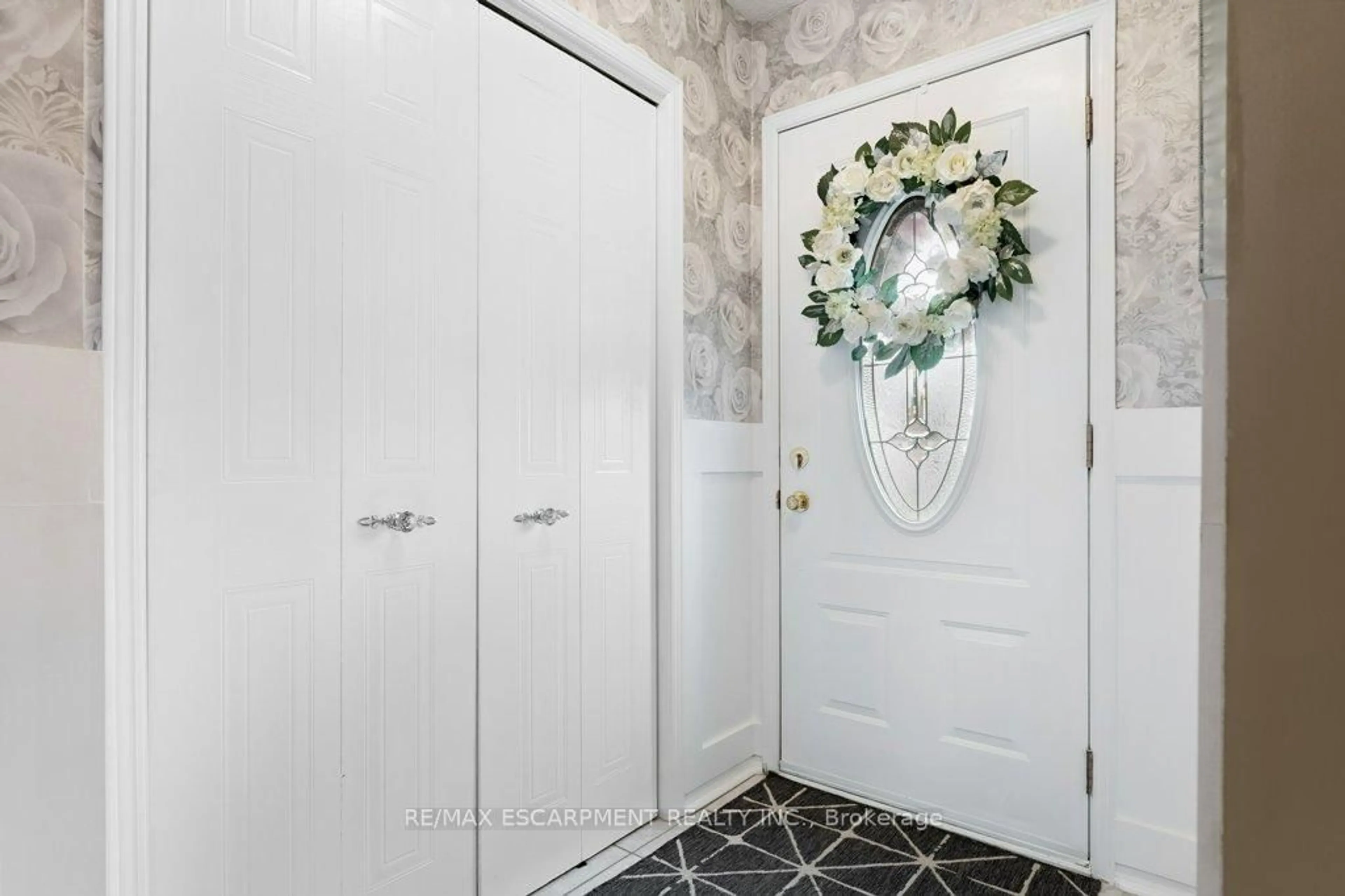 Indoor entryway for 4357 Arejay Ave, Lincoln Ontario L2J 0P4