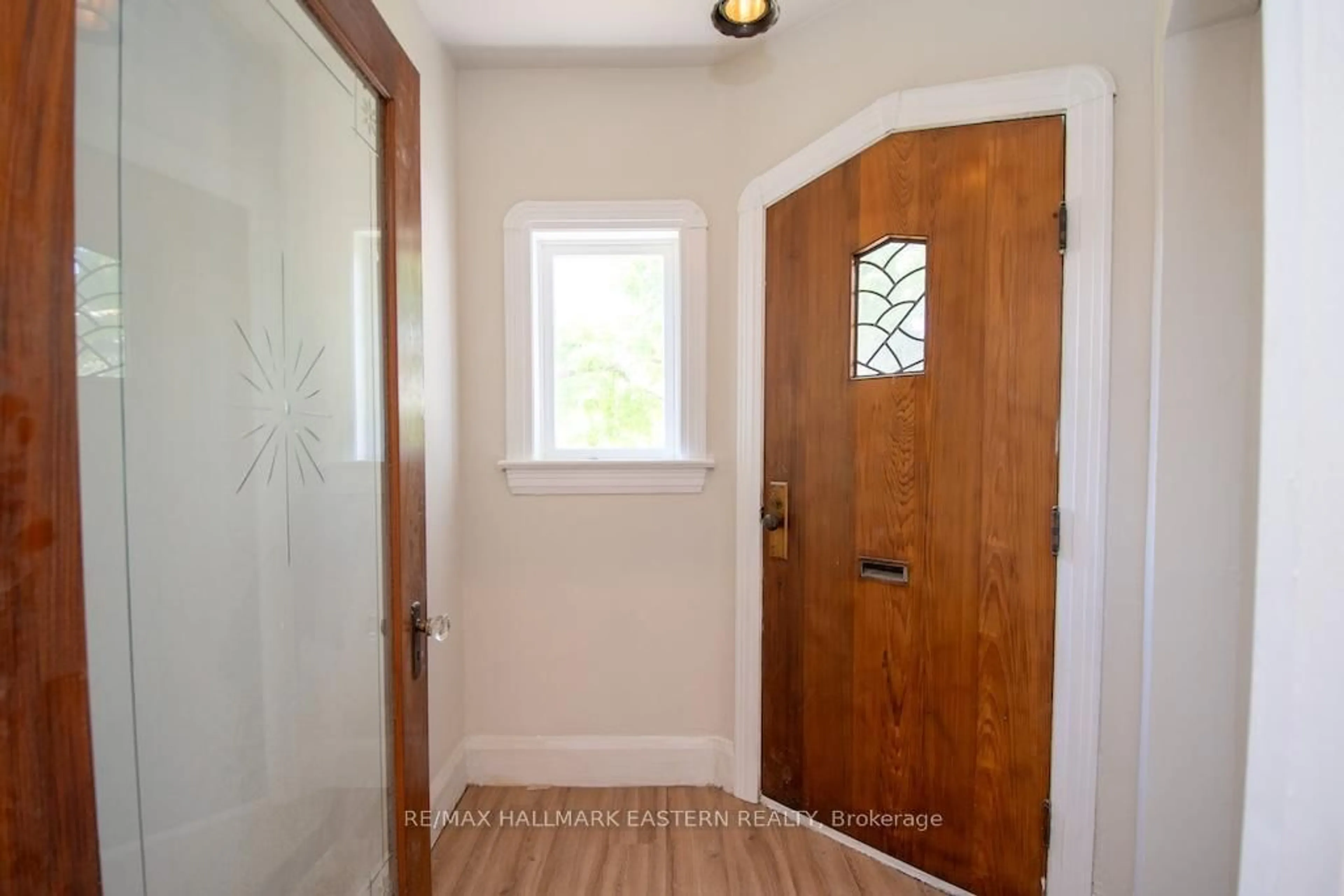 Indoor entryway for 760 Chemong Rd, Peterborough Ontario K9H 5Y9