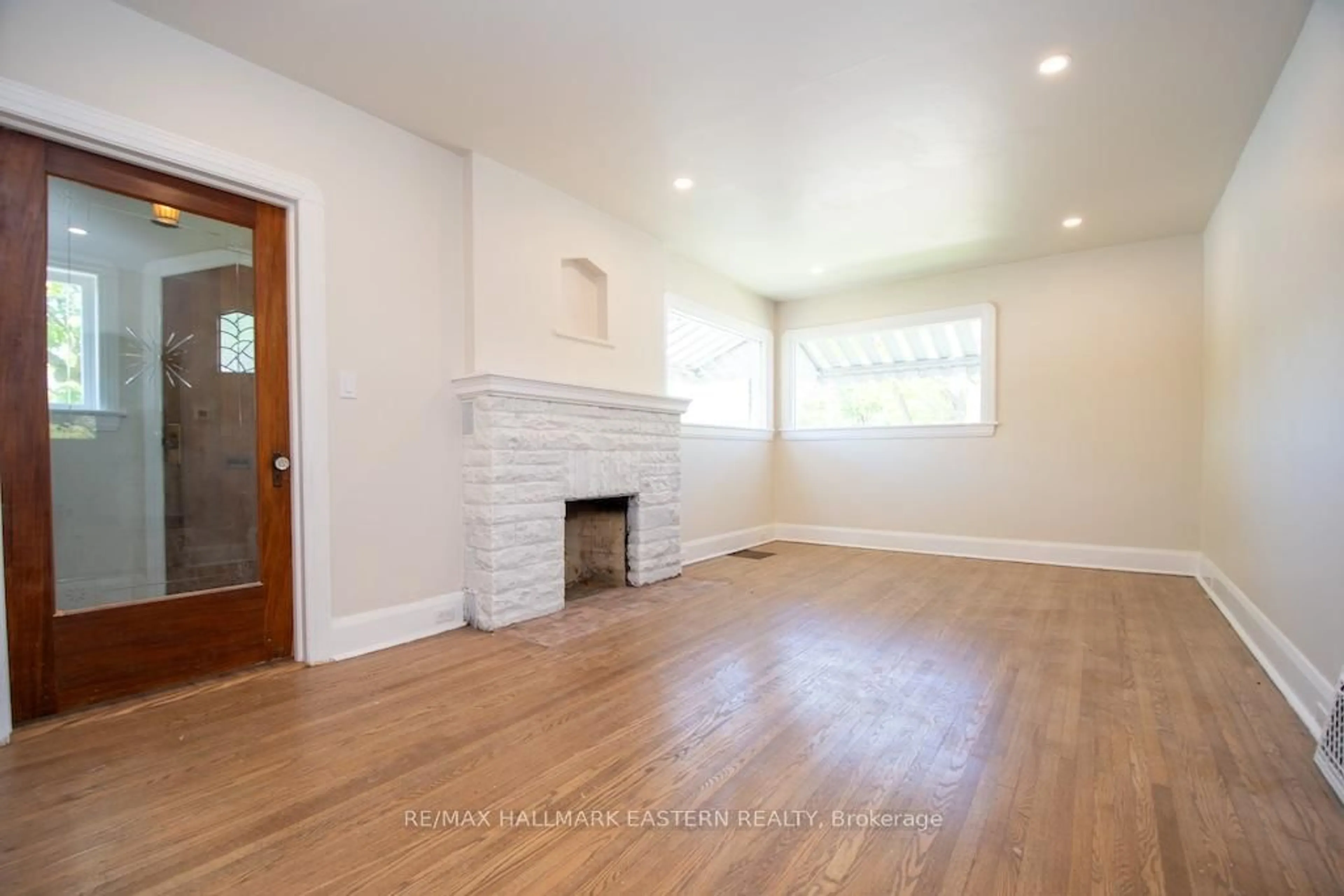 A pic of a room for 760 Chemong Rd, Peterborough Ontario K9H 5Y9