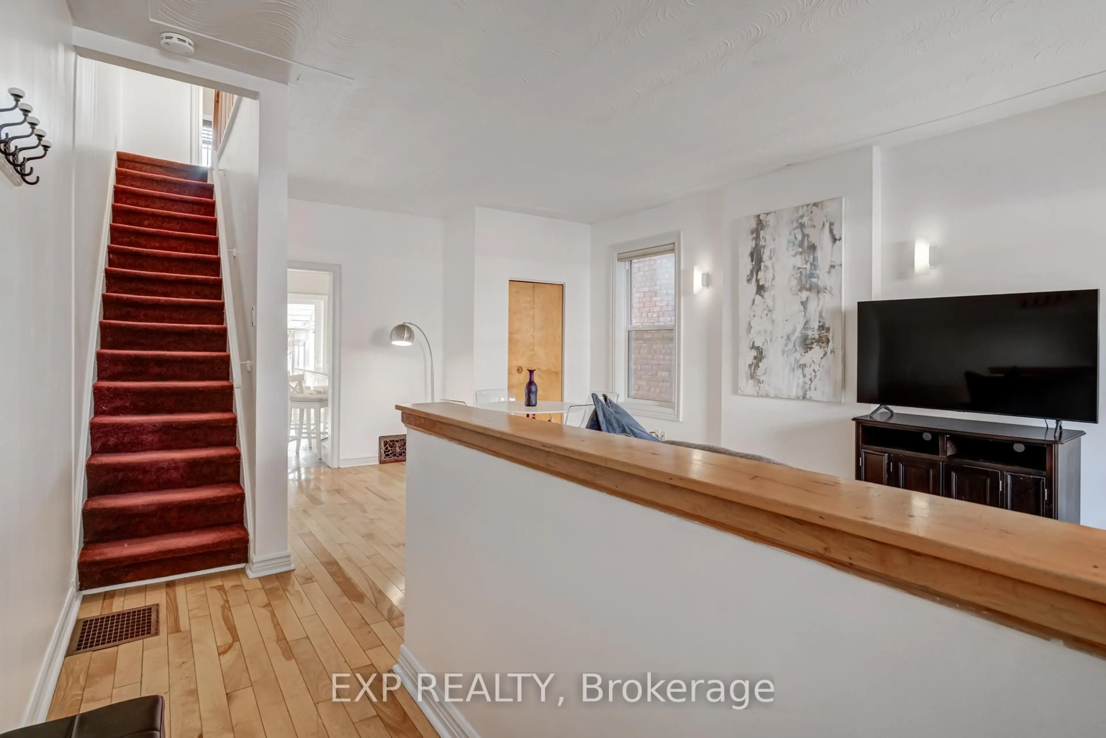 Indoor entryway for 9 McNeil St, Hamilton Ontario L8R 2C3