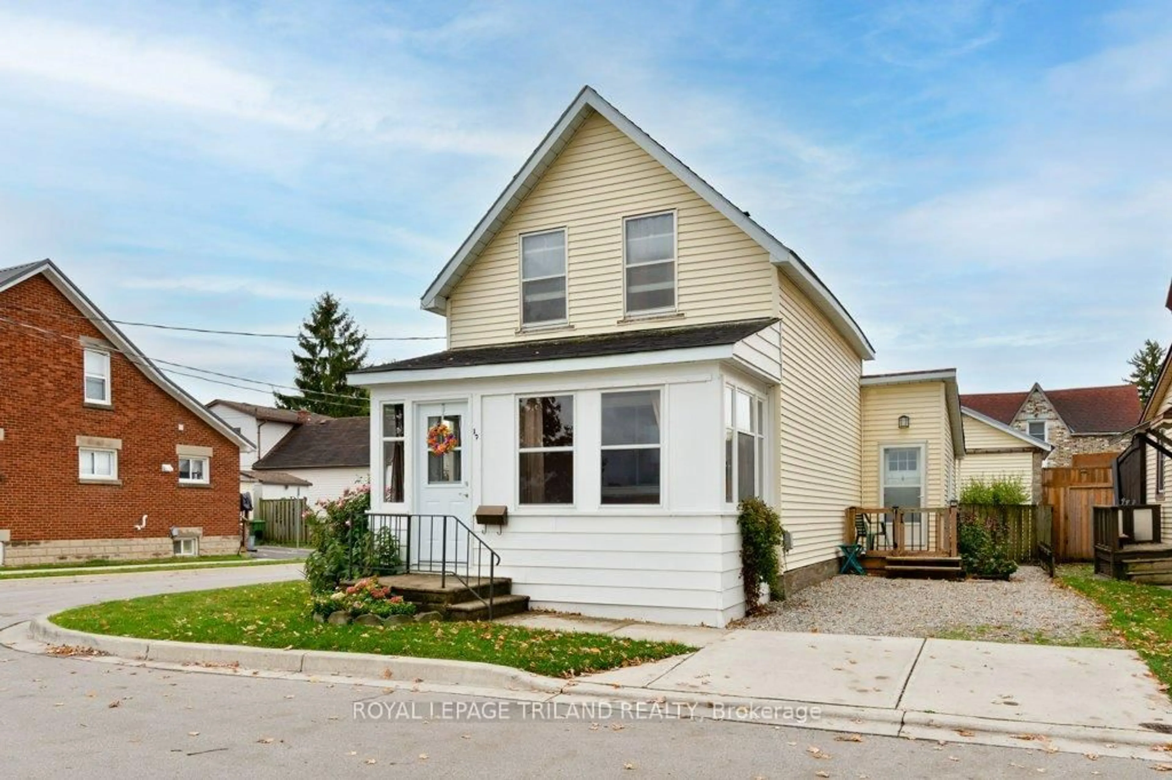 Home with vinyl exterior material, street for 17 Jonas St, St. Thomas Ontario N5R 2X7