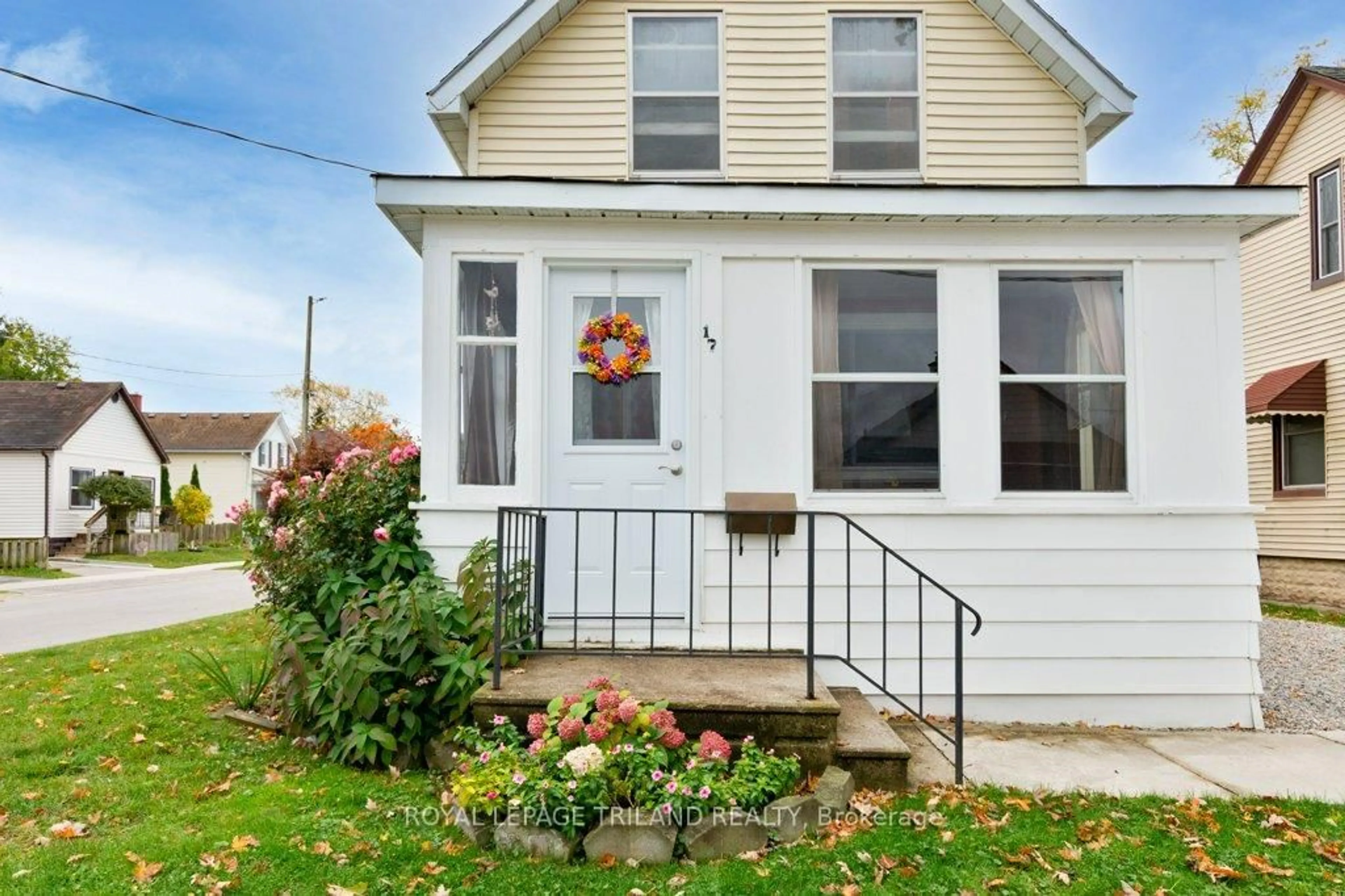 Home with vinyl exterior material, street for 17 Jonas St, St. Thomas Ontario N5R 2X7