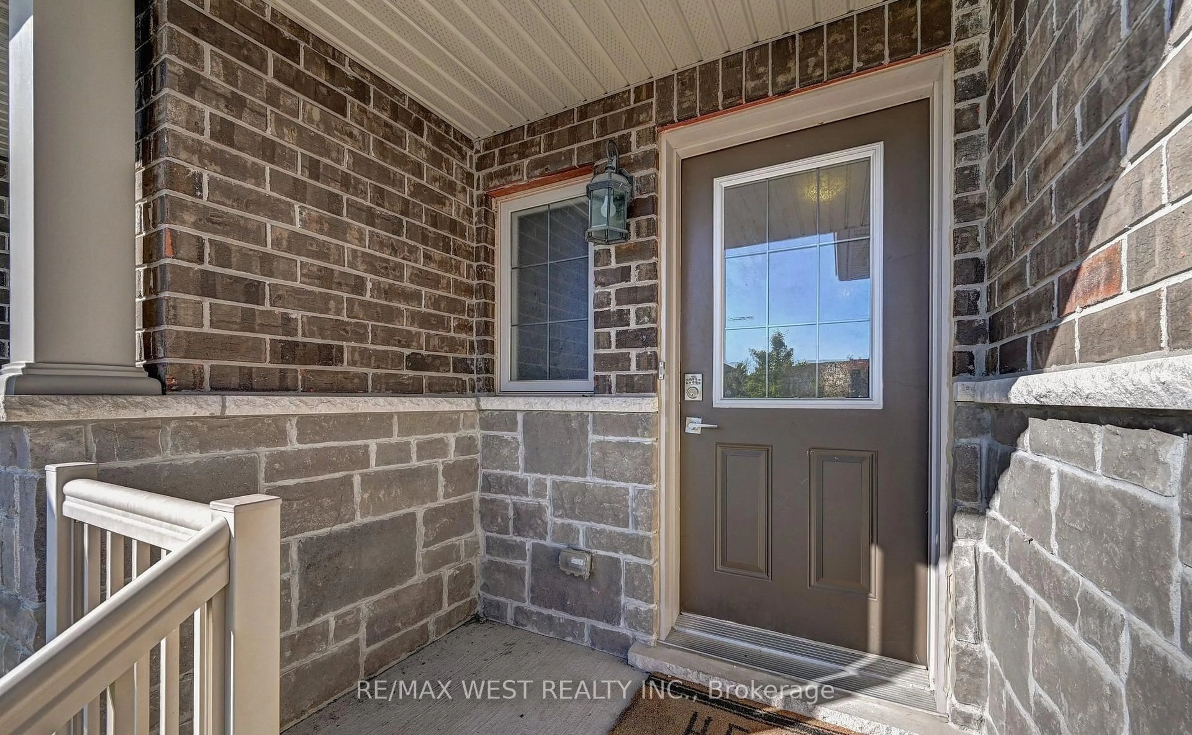 Indoor entryway for 21 Machado St, Kitchener Ontario N2R 0C1