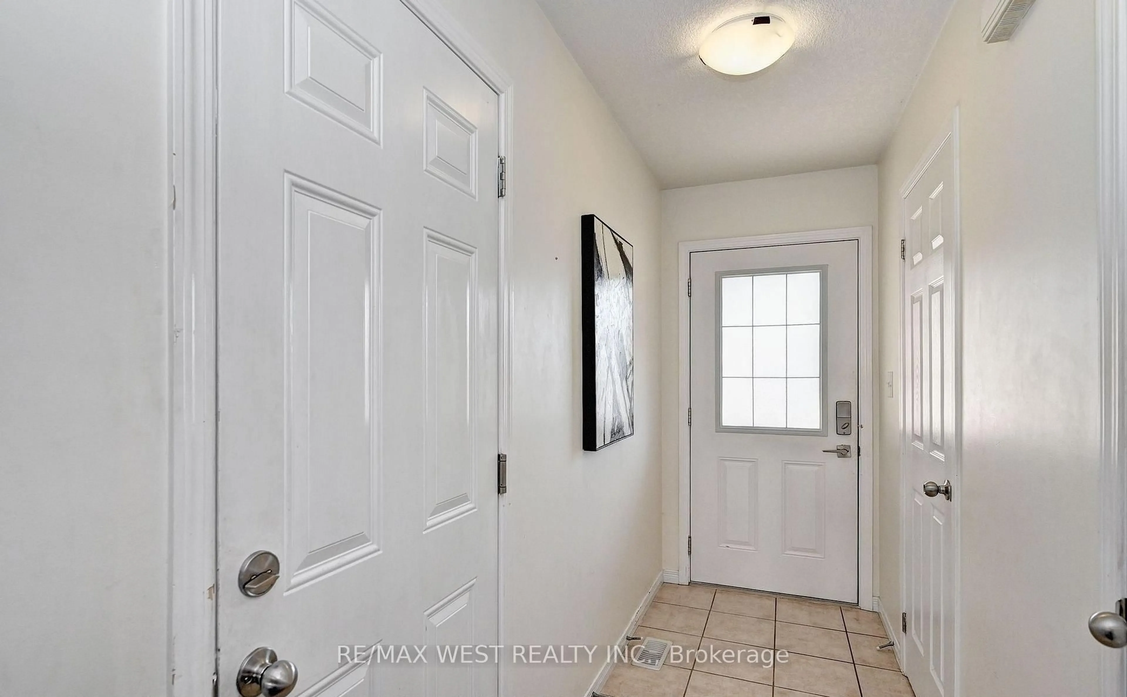 Indoor entryway for 21 Machado St, Kitchener Ontario N2R 0C1