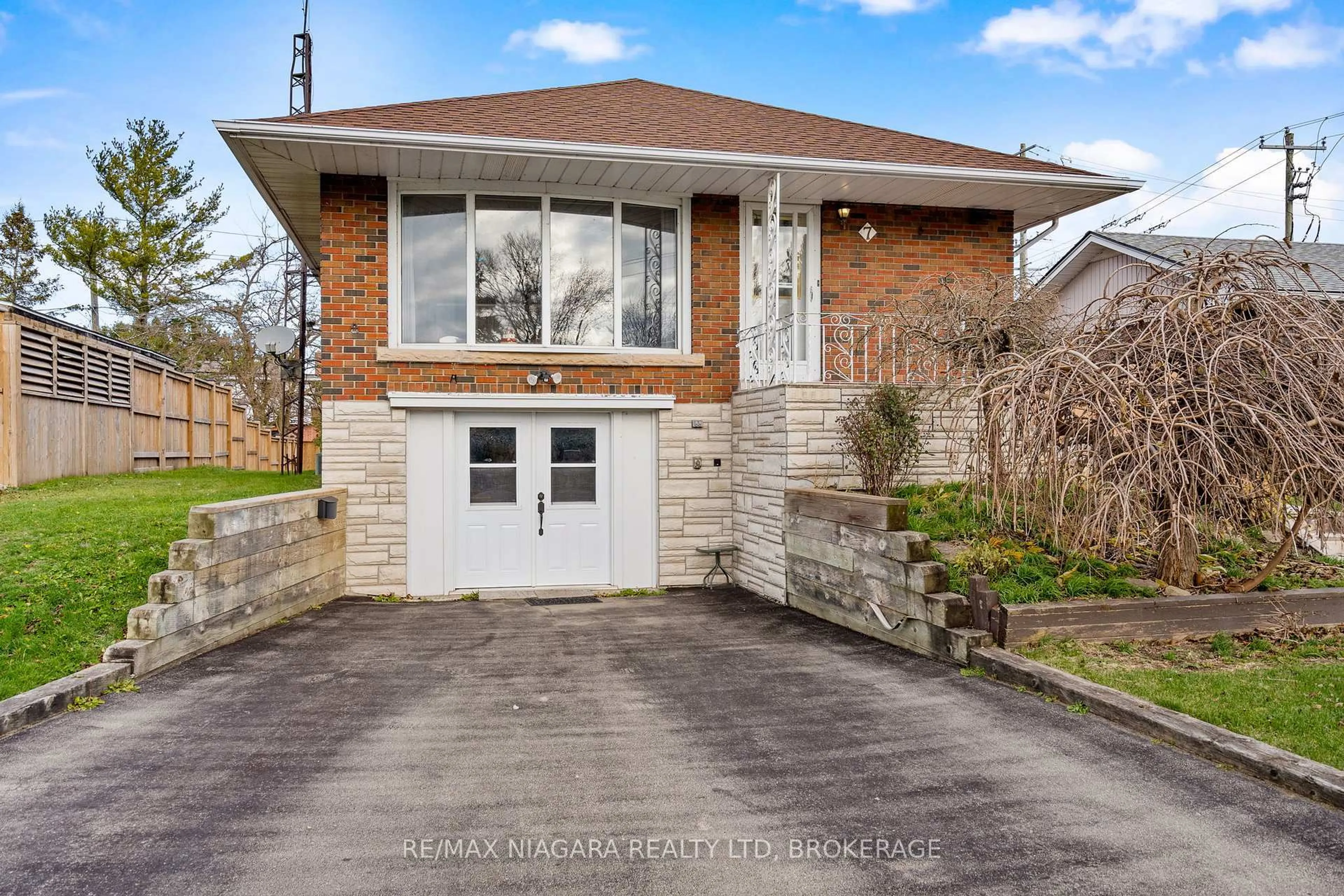 Home with brick exterior material, street for 7 South Cres, Port Colborne Ontario L3K 2X8