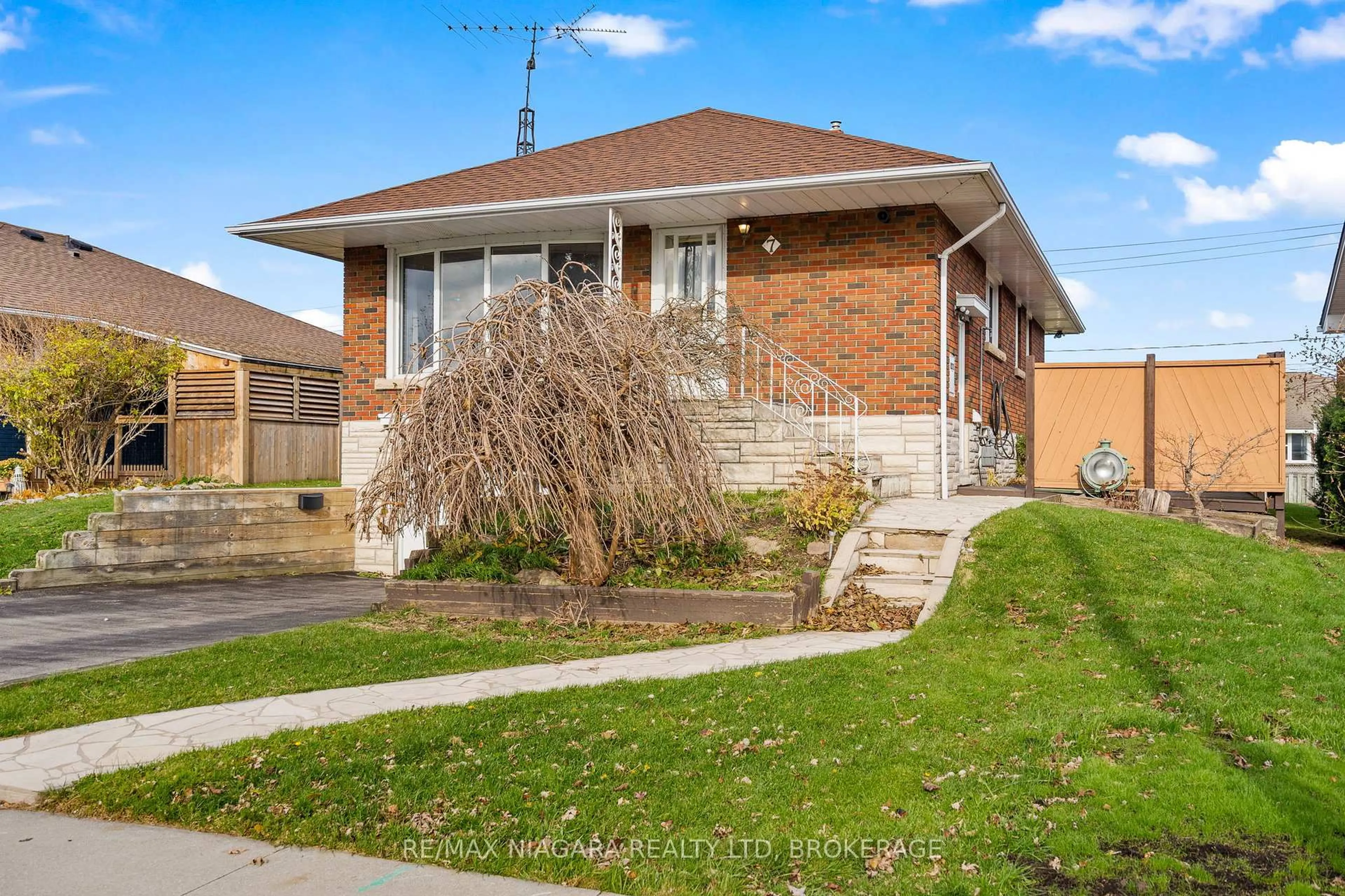 Home with brick exterior material, street for 7 South Cres, Port Colborne Ontario L3K 2X8