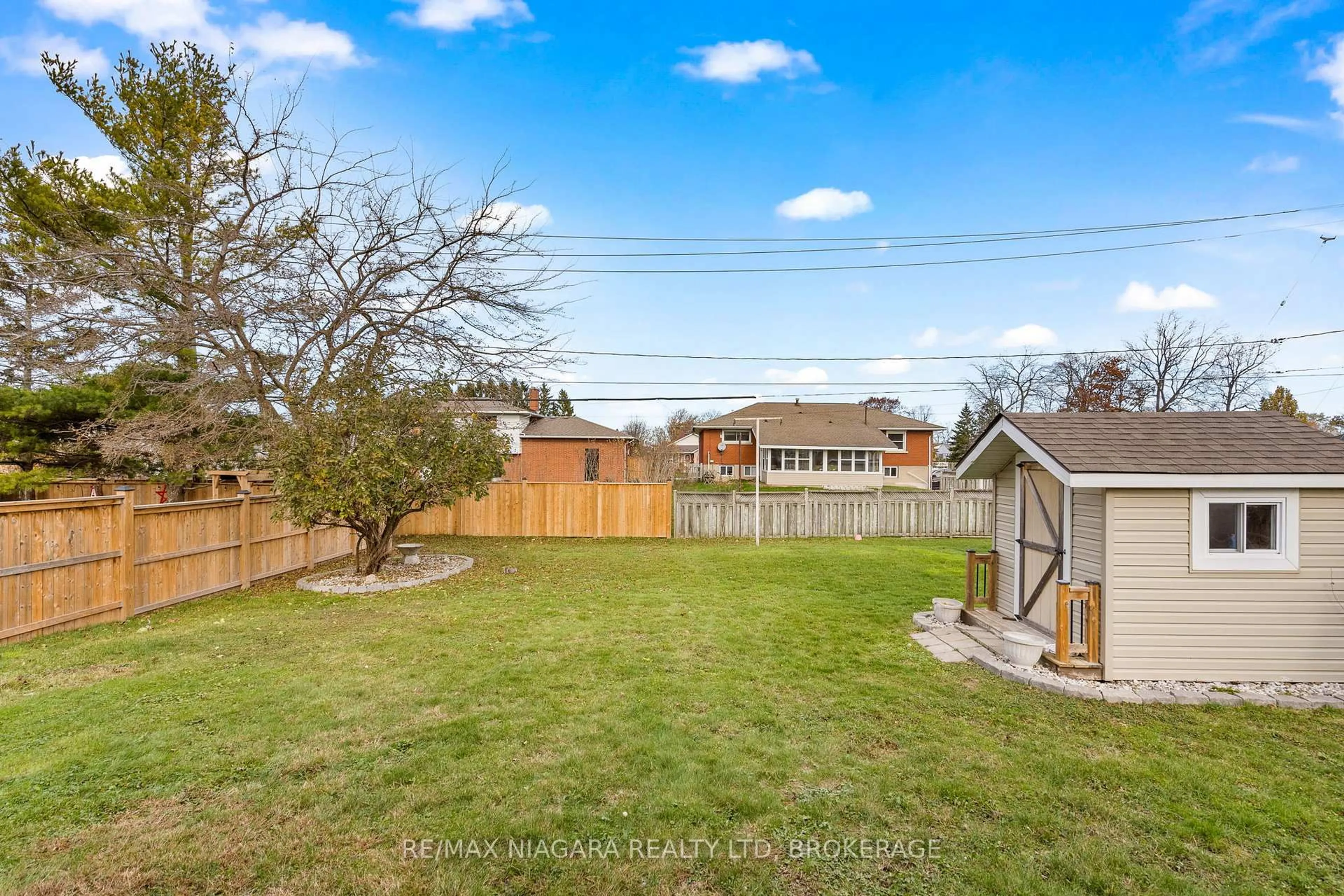A pic from outside/outdoor area/front of a property/back of a property/a pic from drone, unknown for 7 South Cres, Port Colborne Ontario L3K 2X8