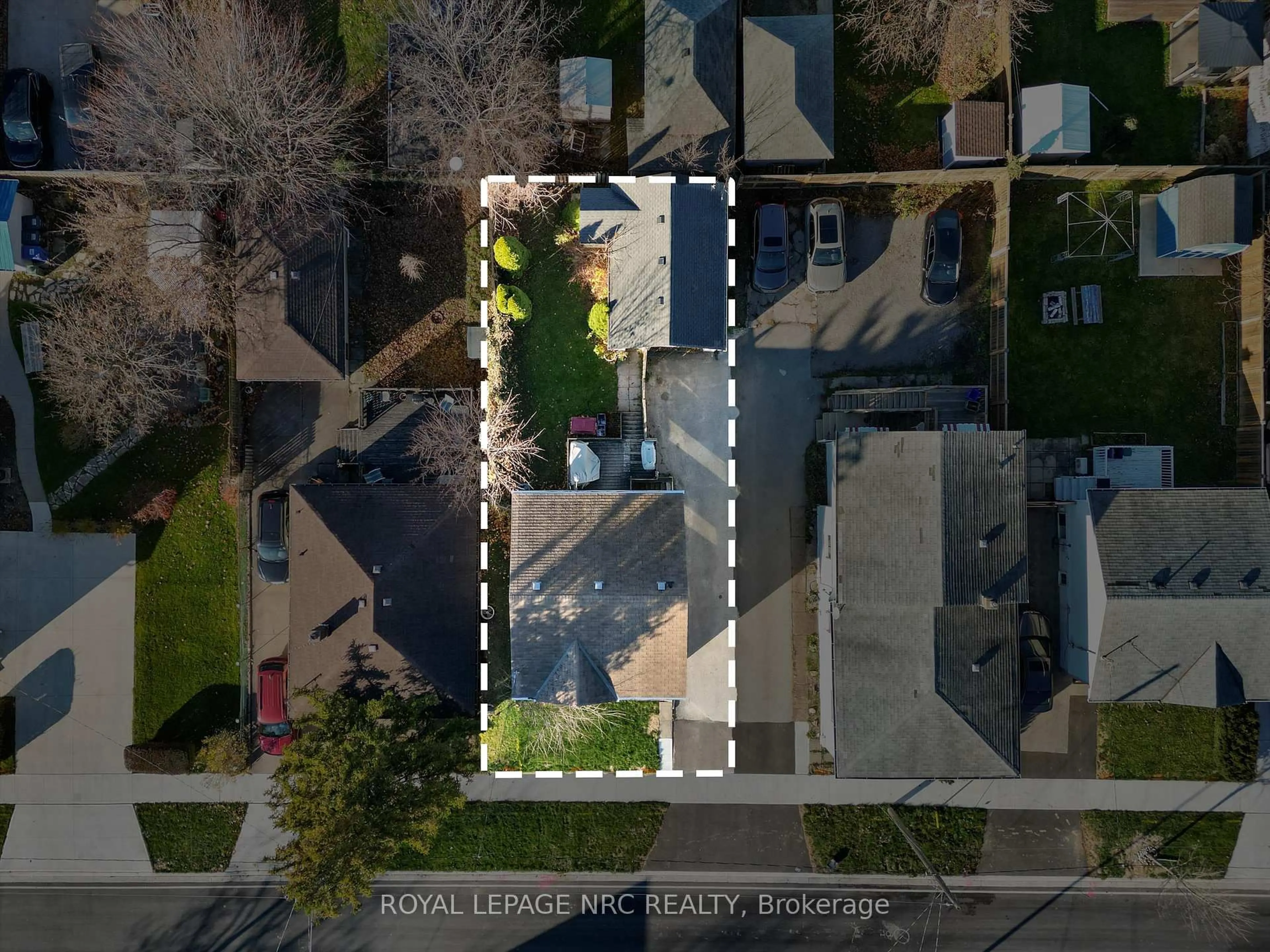 A pic from outside/outdoor area/front of a property/back of a property/a pic from drone, unknown for 163 Pine St, Thorold Ontario L2V 3M5