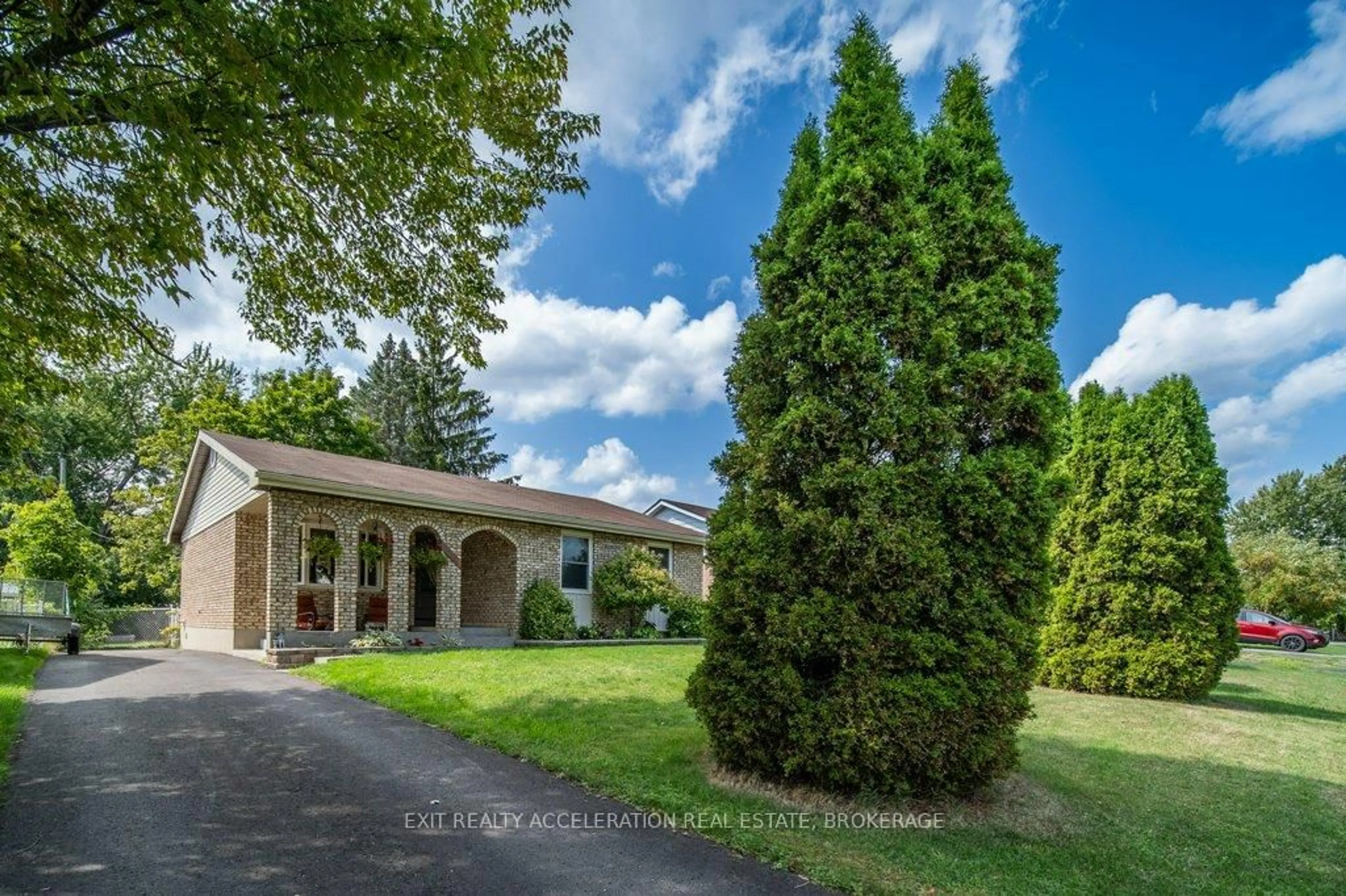 A pic from outside/outdoor area/front of a property/back of a property/a pic from drone, unknown for 286 Barrett Blvd, Greater Napanee Ontario K7R 1G8