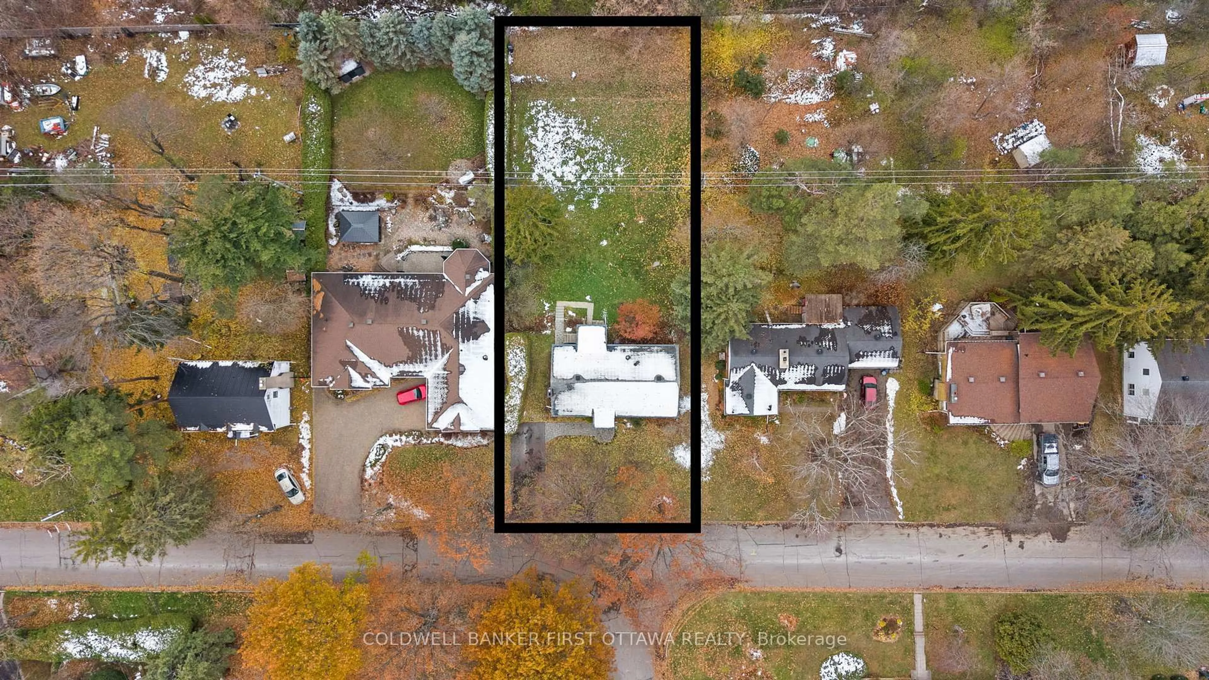 A pic from outside/outdoor area/front of a property/back of a property/a pic from drone, street for 1914 Norwood Ave, Ottawa Ontario K1H 5K6