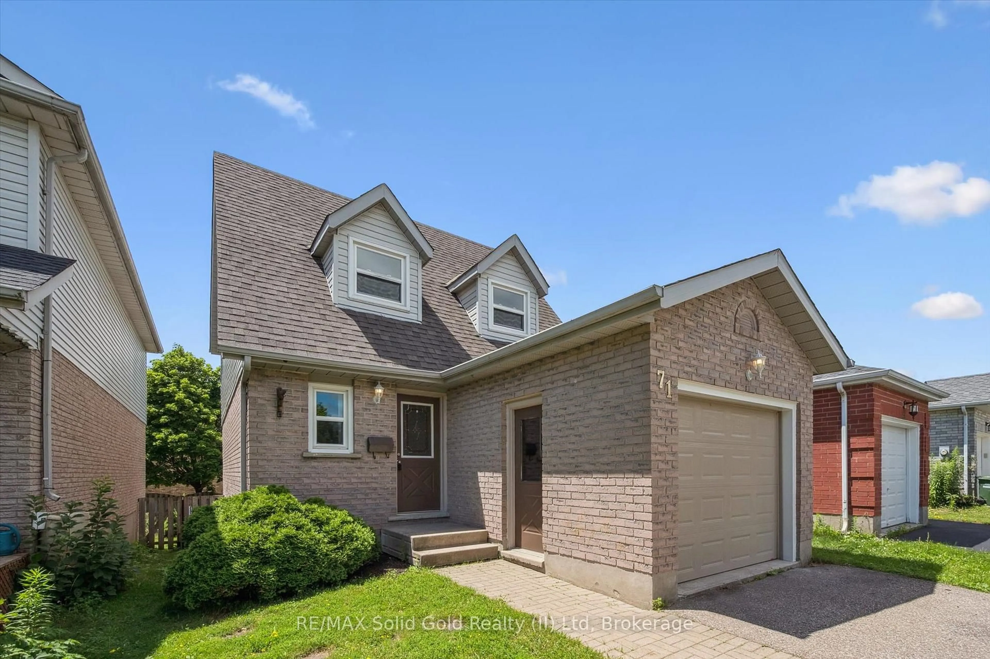 Home with vinyl exterior material, street for 71 Moss Pl, Guelph Ontario N1G 4V3