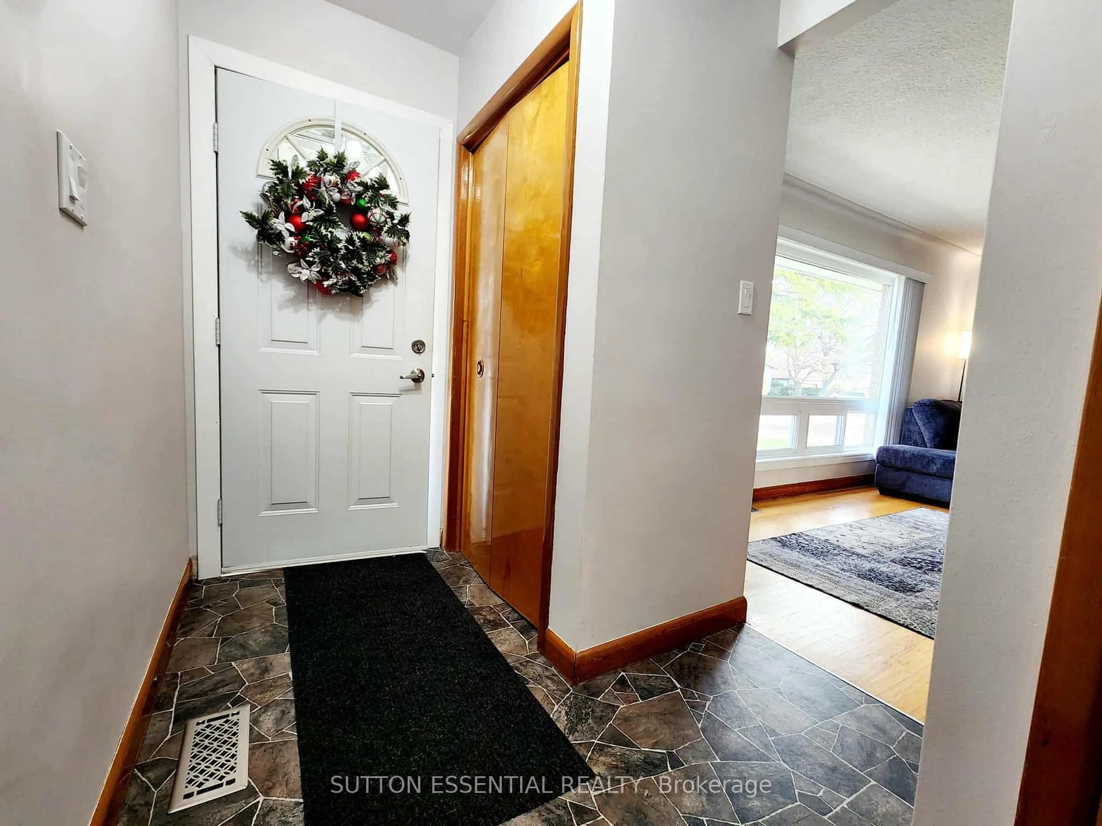 Indoor entryway for 316 First Ave, Brockville Ontario K6V 3C1