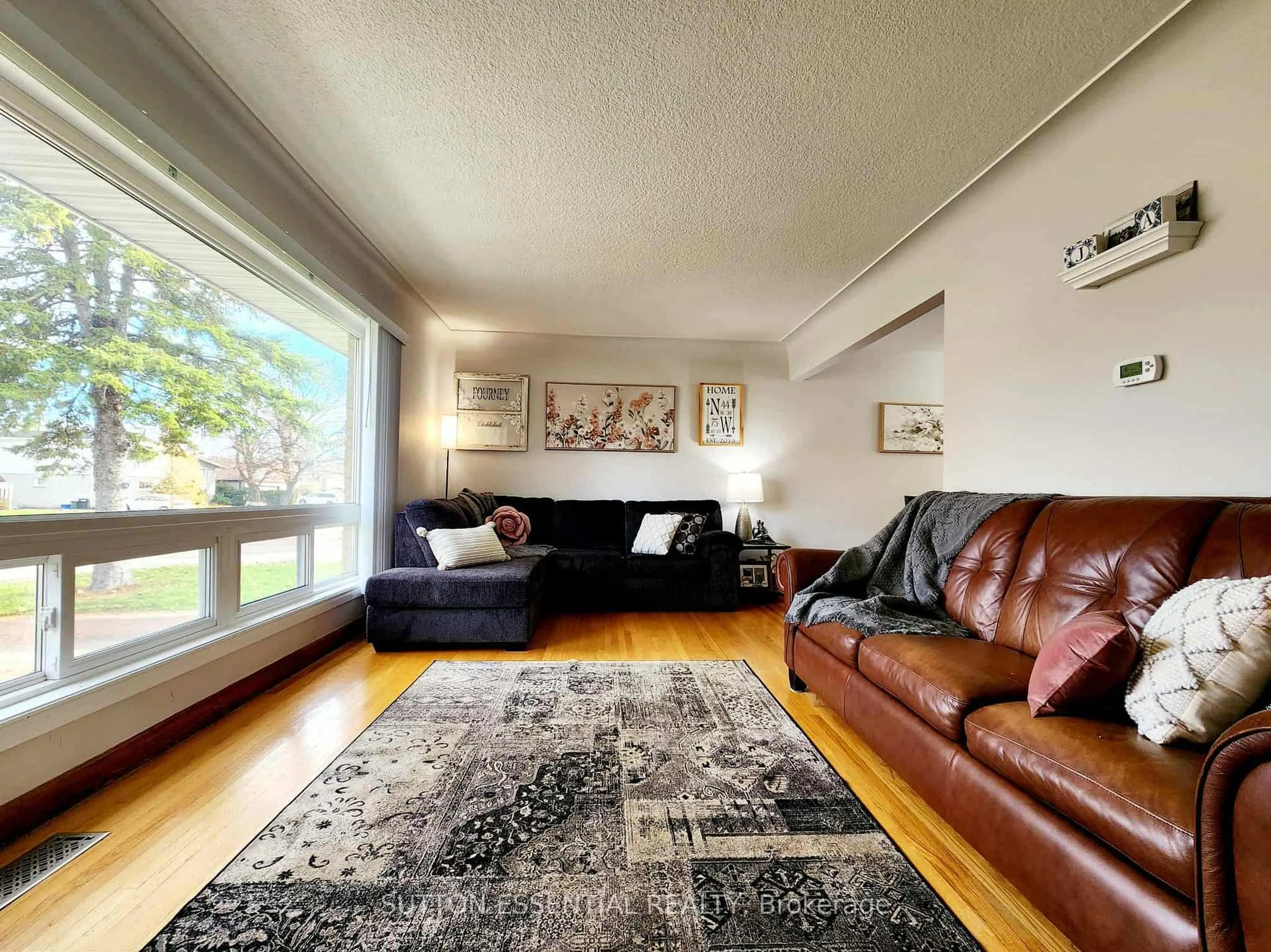 Living room with furniture, wood/laminate floor for 316 First Ave, Brockville Ontario K6V 3C1