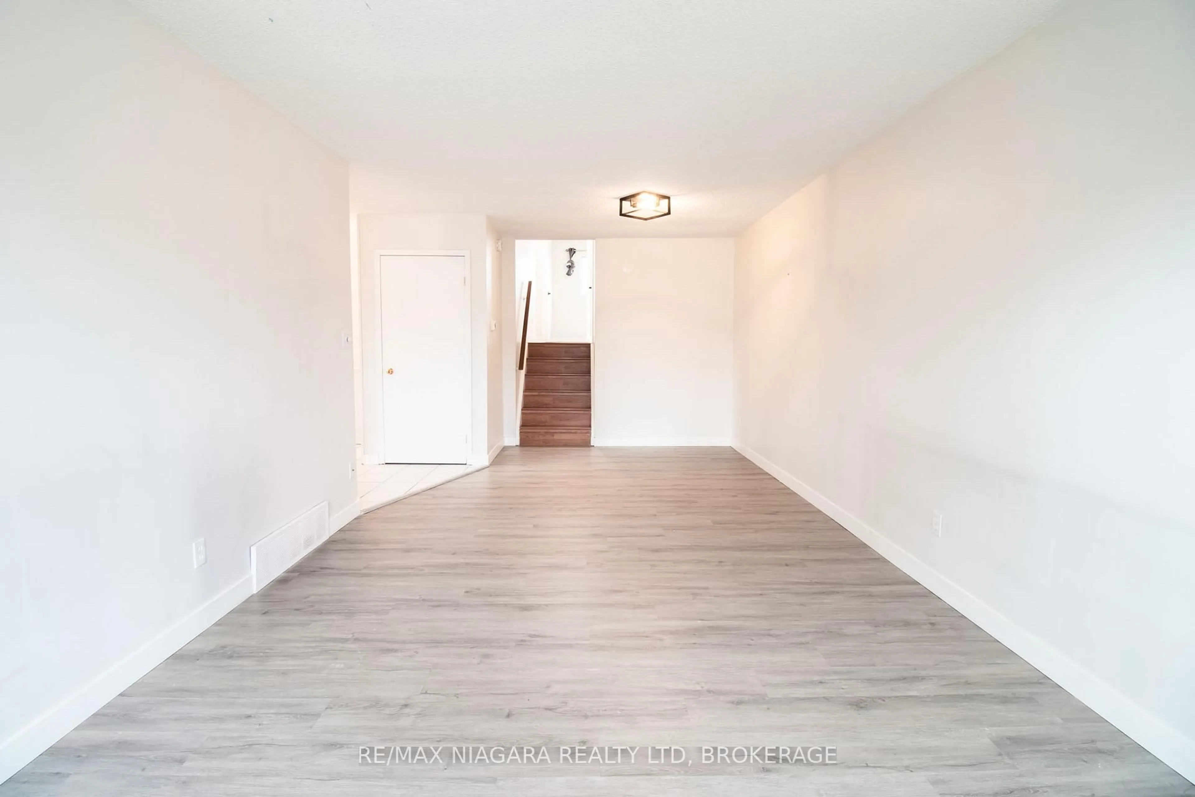 A pic of a room for 100 Terrace Ave, Welland Ontario L3C 2C4