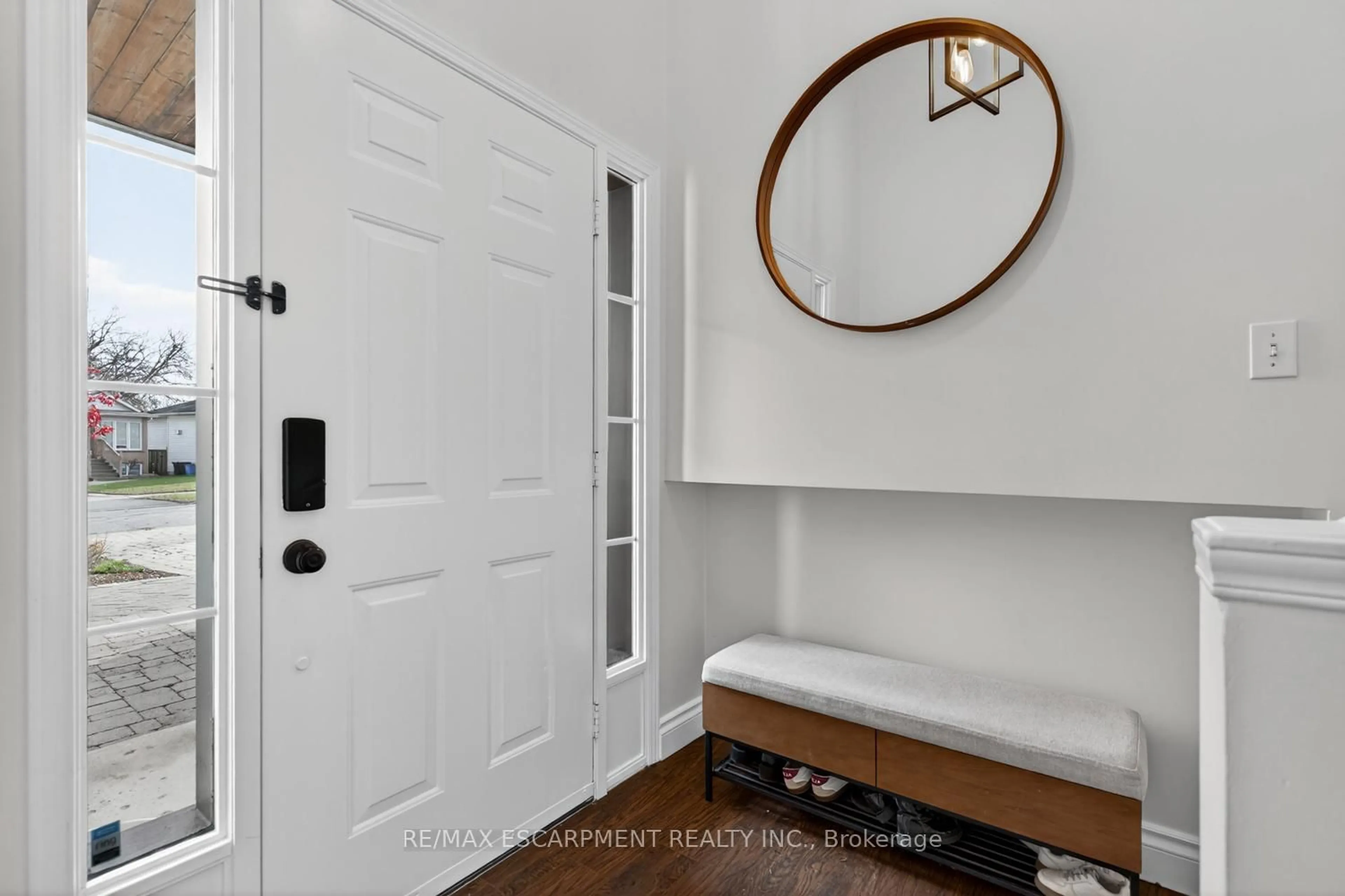 Indoor entryway for 7 Anderson Cres, West Lincoln Ontario L0R 2A0