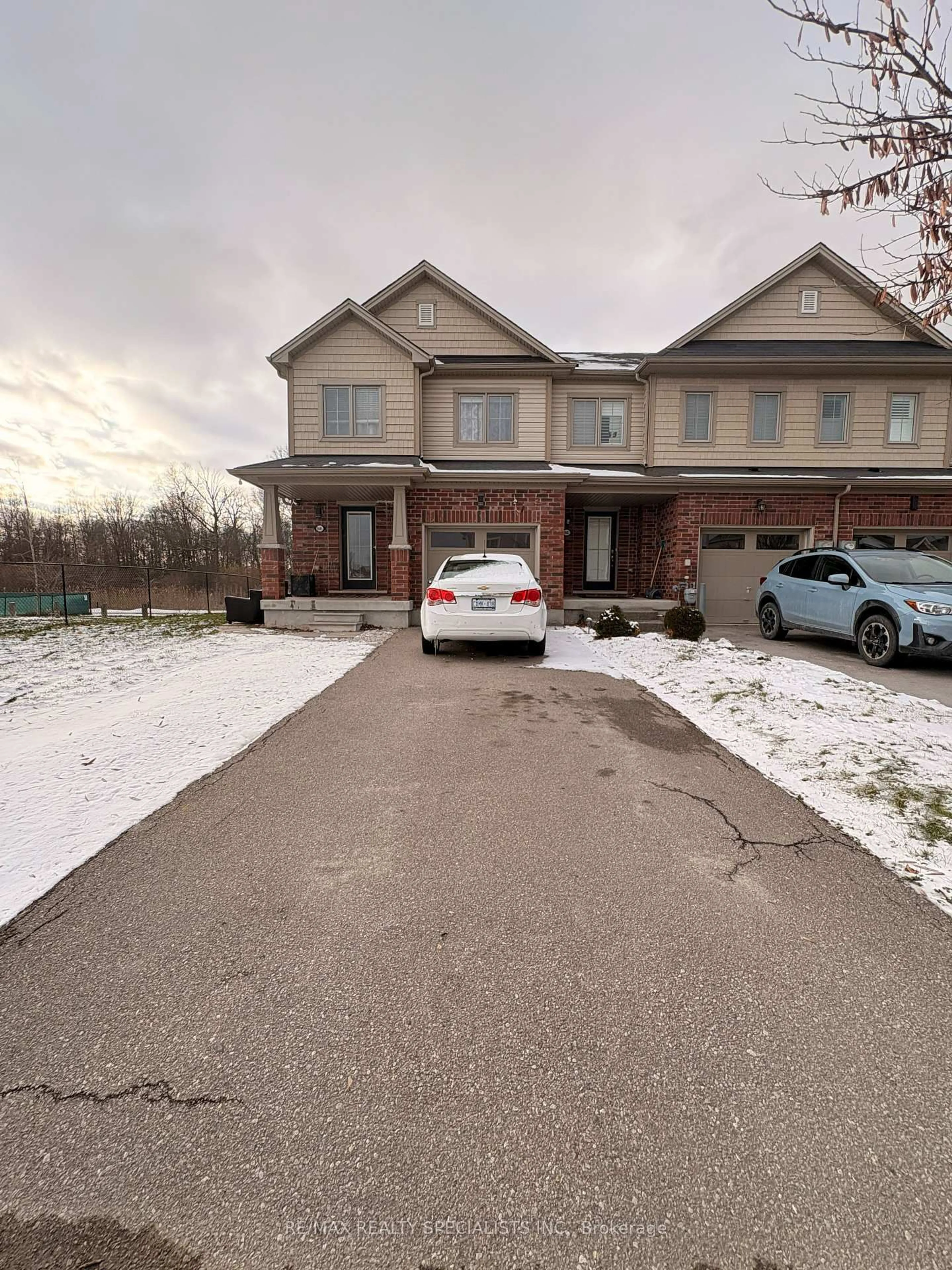 A pic from outside/outdoor area/front of a property/back of a property/a pic from drone, street for 8685 Dogwood Cres, Niagara Falls Ontario L2H 2Y6