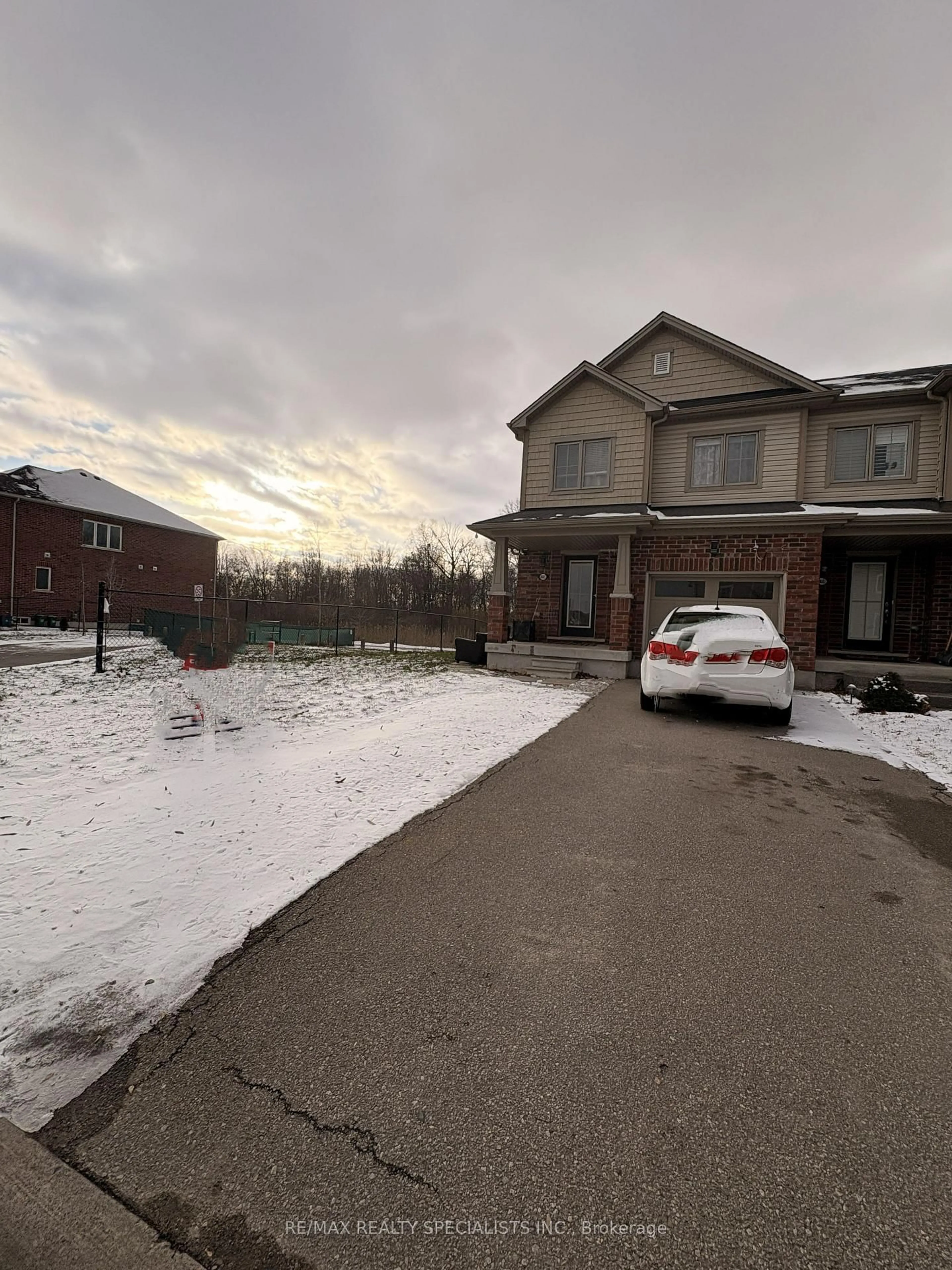 A pic from outside/outdoor area/front of a property/back of a property/a pic from drone, street for 8685 Dogwood Cres, Niagara Falls Ontario L2H 2Y6