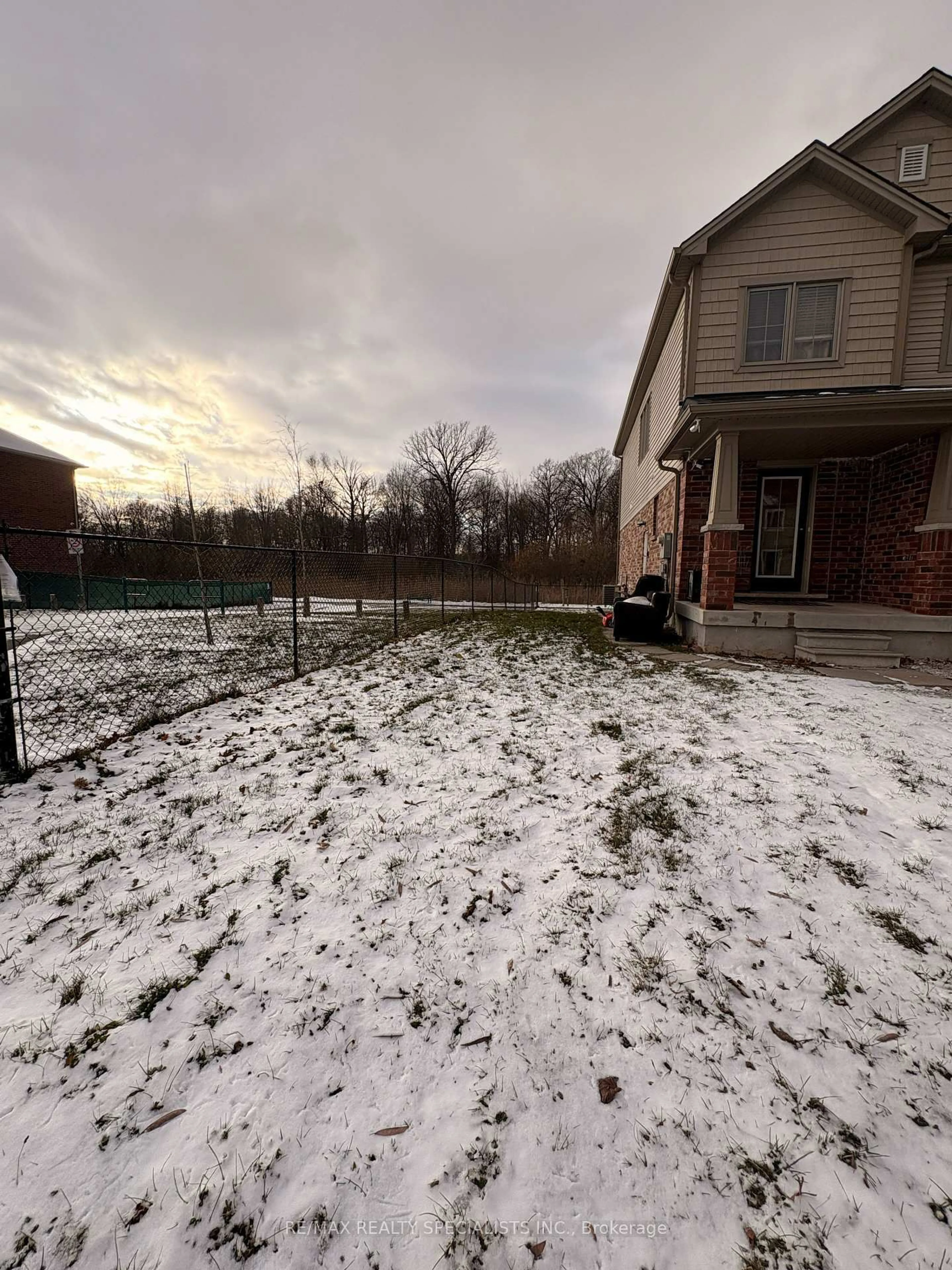 A pic from outside/outdoor area/front of a property/back of a property/a pic from drone, unknown for 8685 Dogwood Cres, Niagara Falls Ontario L2H 2Y6