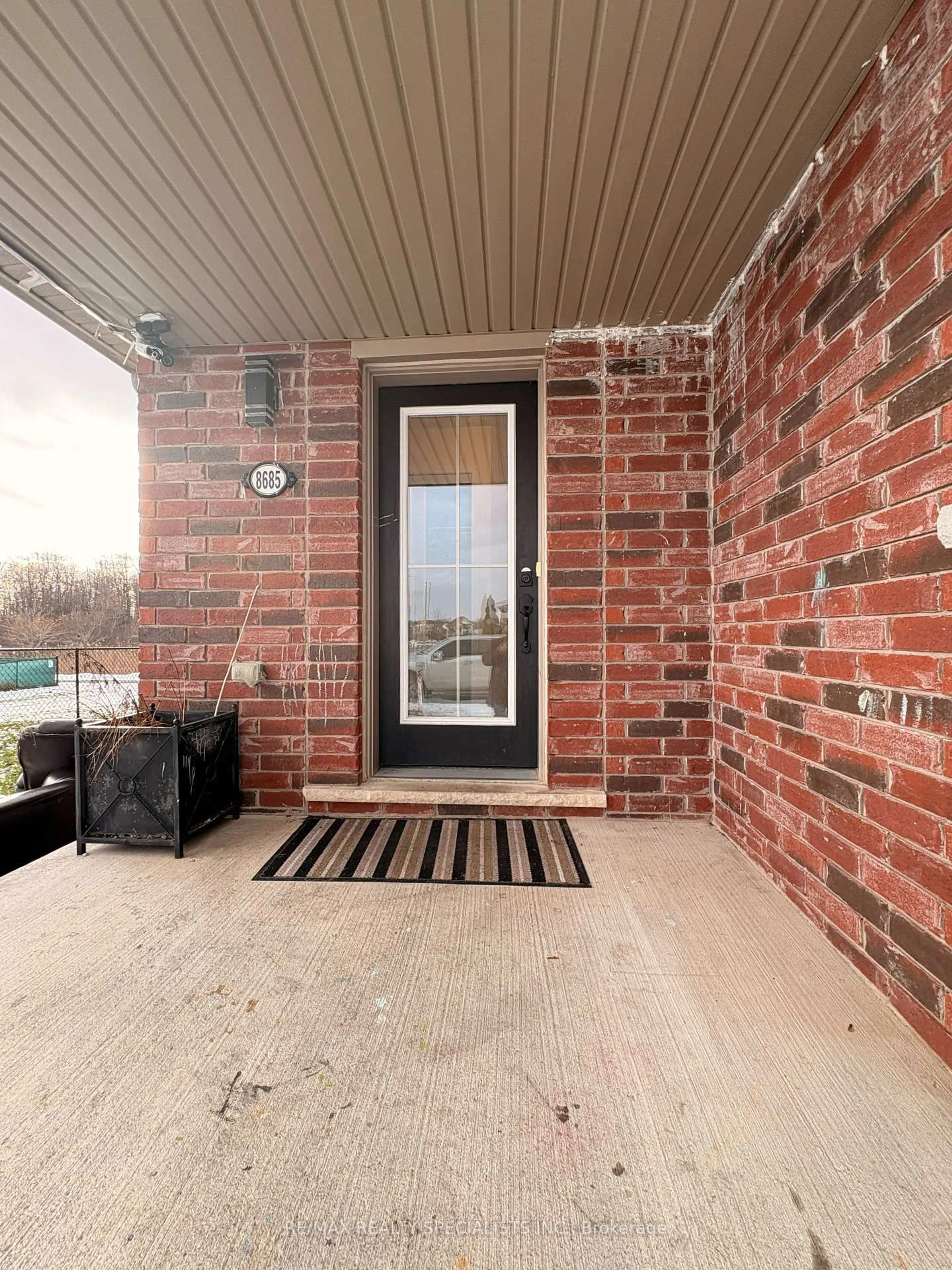 Indoor entryway for 8685 Dogwood Cres, Niagara Falls Ontario L2H 2Y6