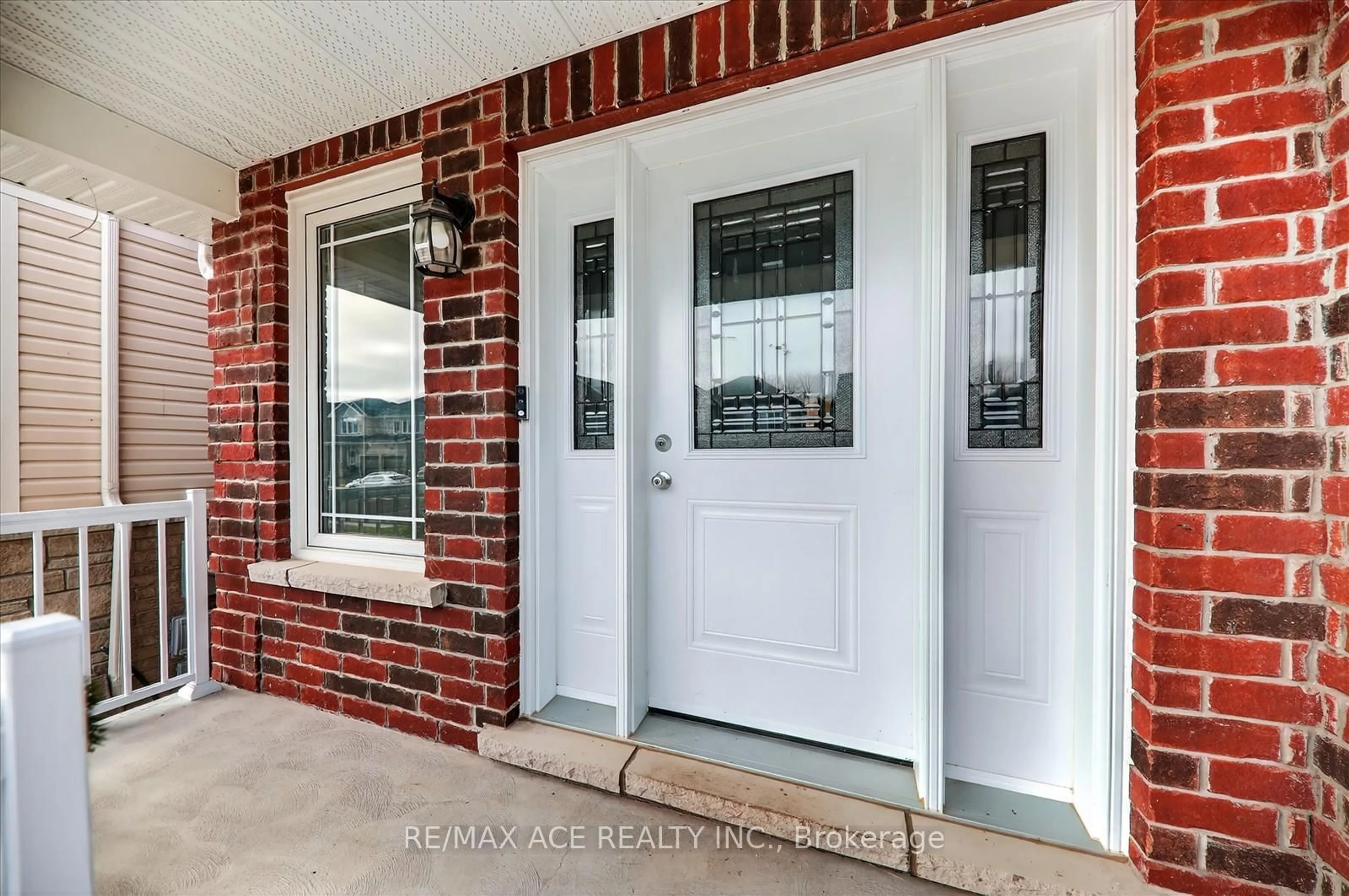 Indoor entryway for 613 Lemay Grve, Peterborough Ontario K9K 0G9