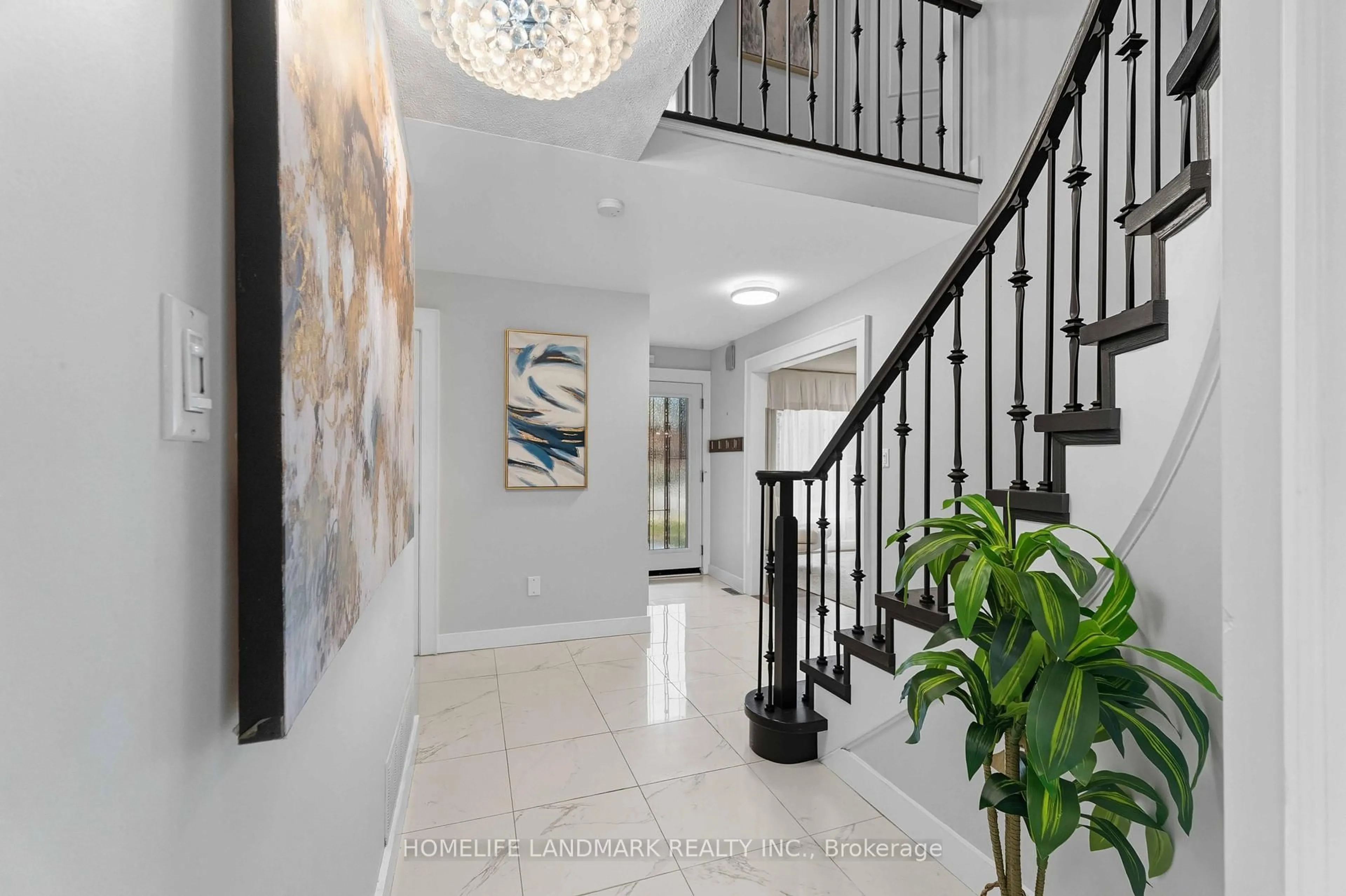 Indoor entryway for 15 Anita Crt, Hamilton Ontario L8W 3A5