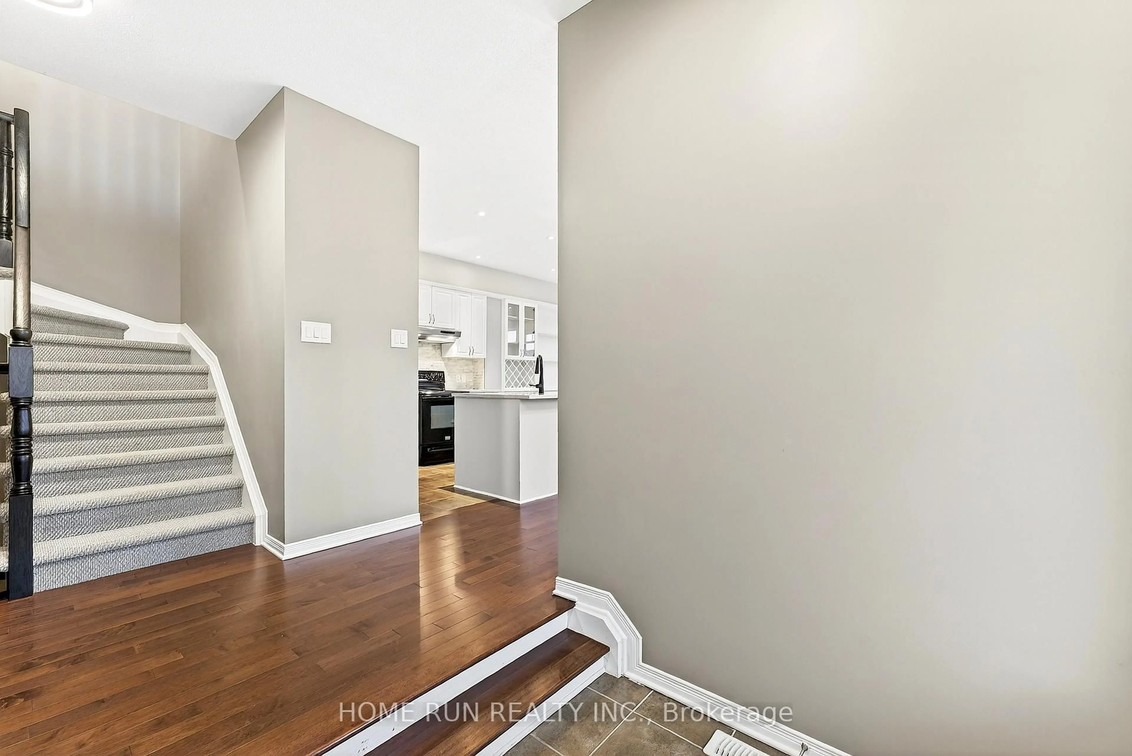 Indoor entryway for 104 Eye Bright Cres, Ottawa Ontario K1V 2K5