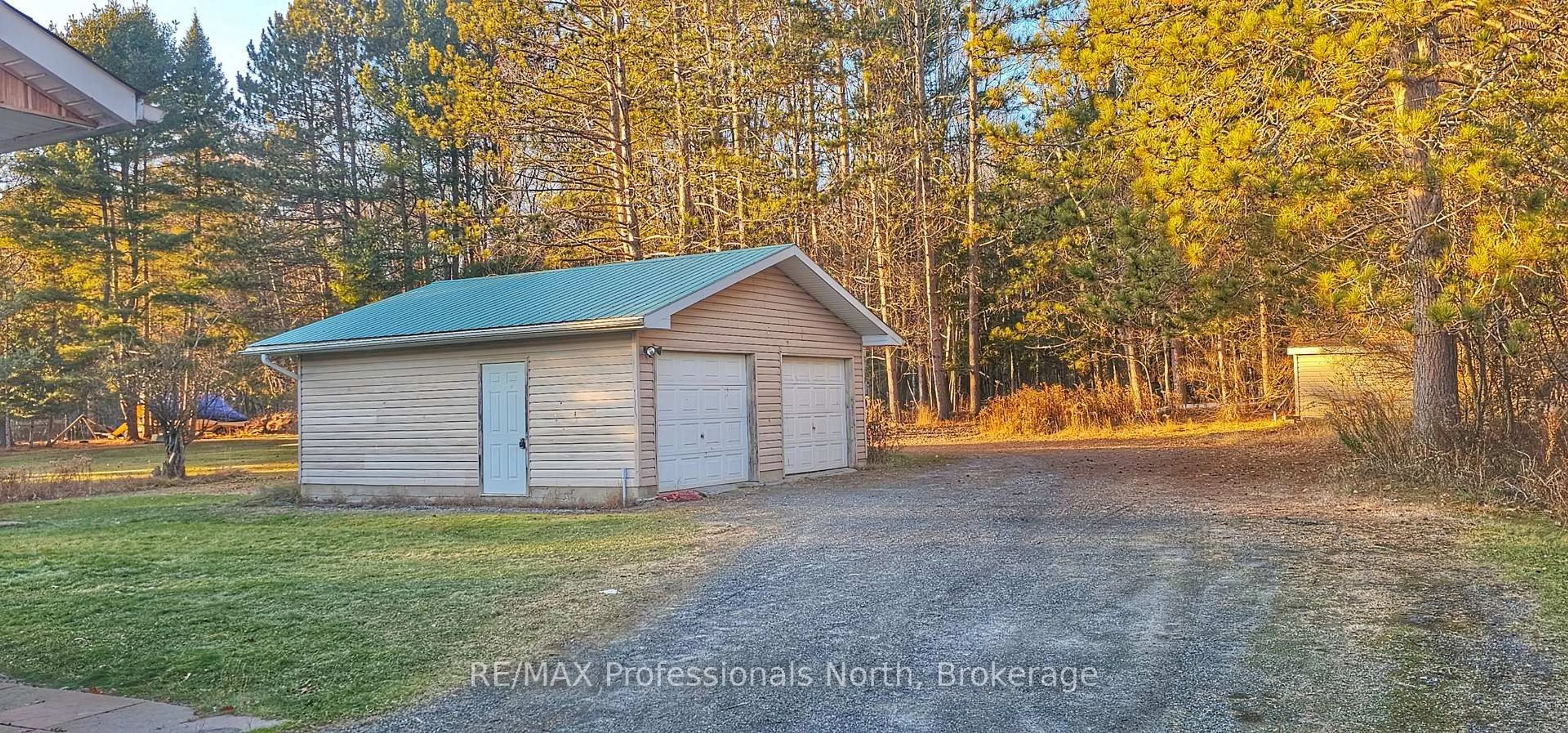 Indoor garage for 62 riverside Dr, Huntsville Ontario P1H 1R6