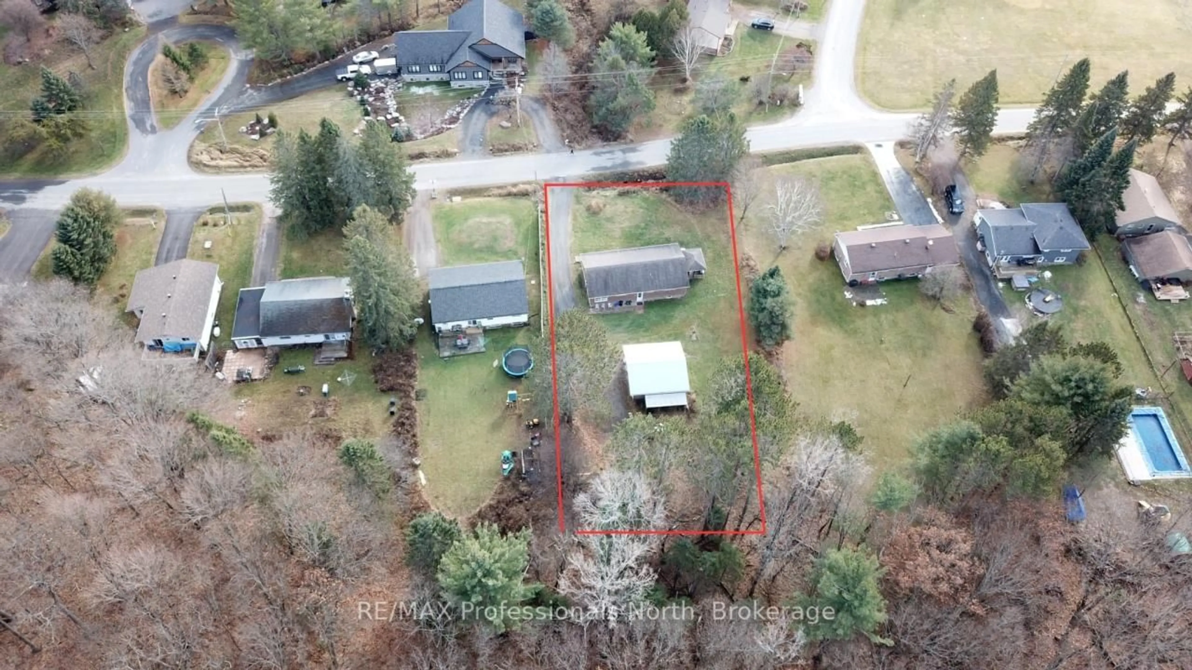 A pic from outside/outdoor area/front of a property/back of a property/a pic from drone, unknown for 62 riverside Dr, Huntsville Ontario P1H 1R6