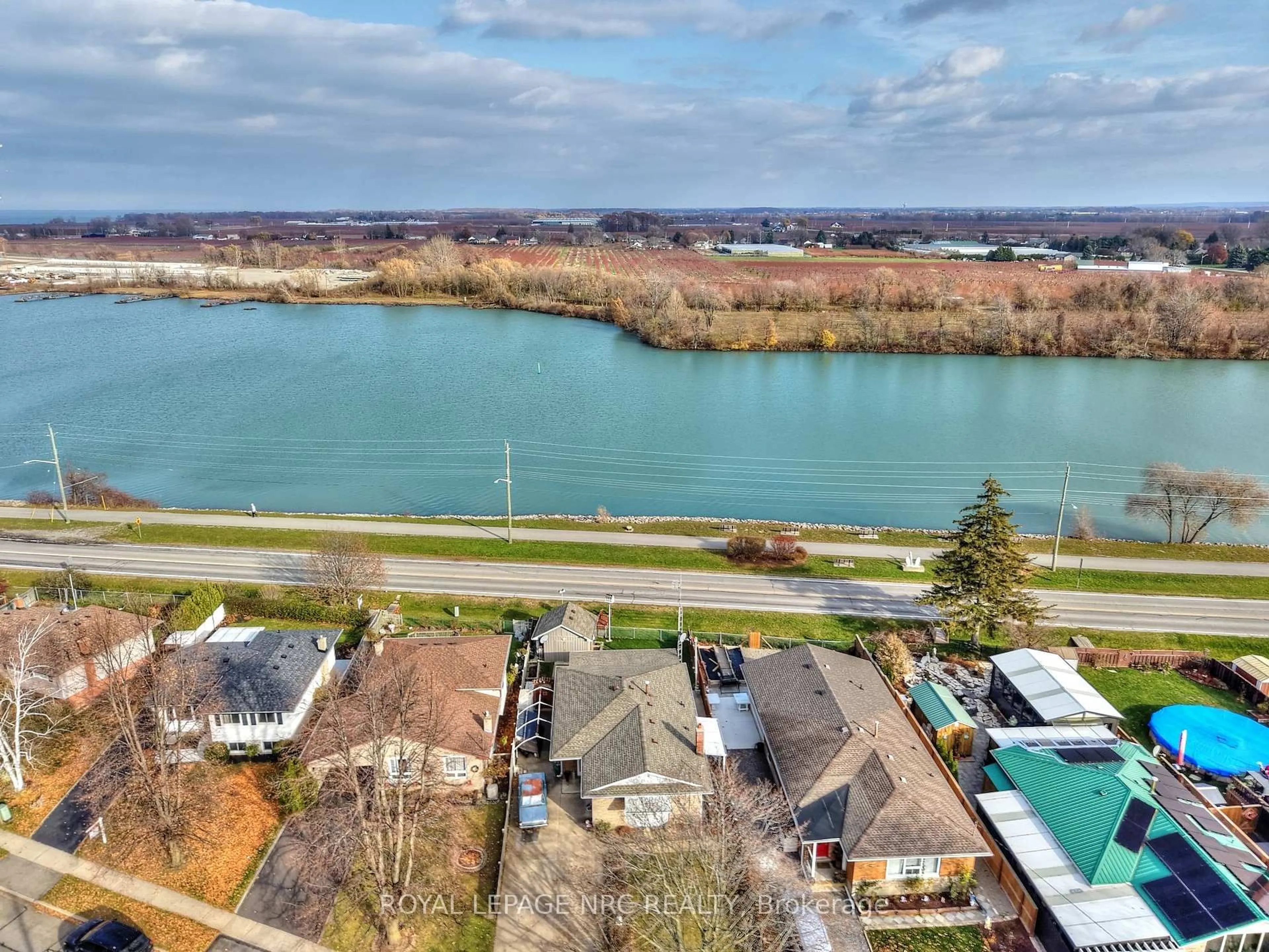 A pic from outside/outdoor area/front of a property/back of a property/a pic from drone, water/lake/river/ocean view for 624 BUNTING Rd, St. Catharines Ontario L2M 2Z8