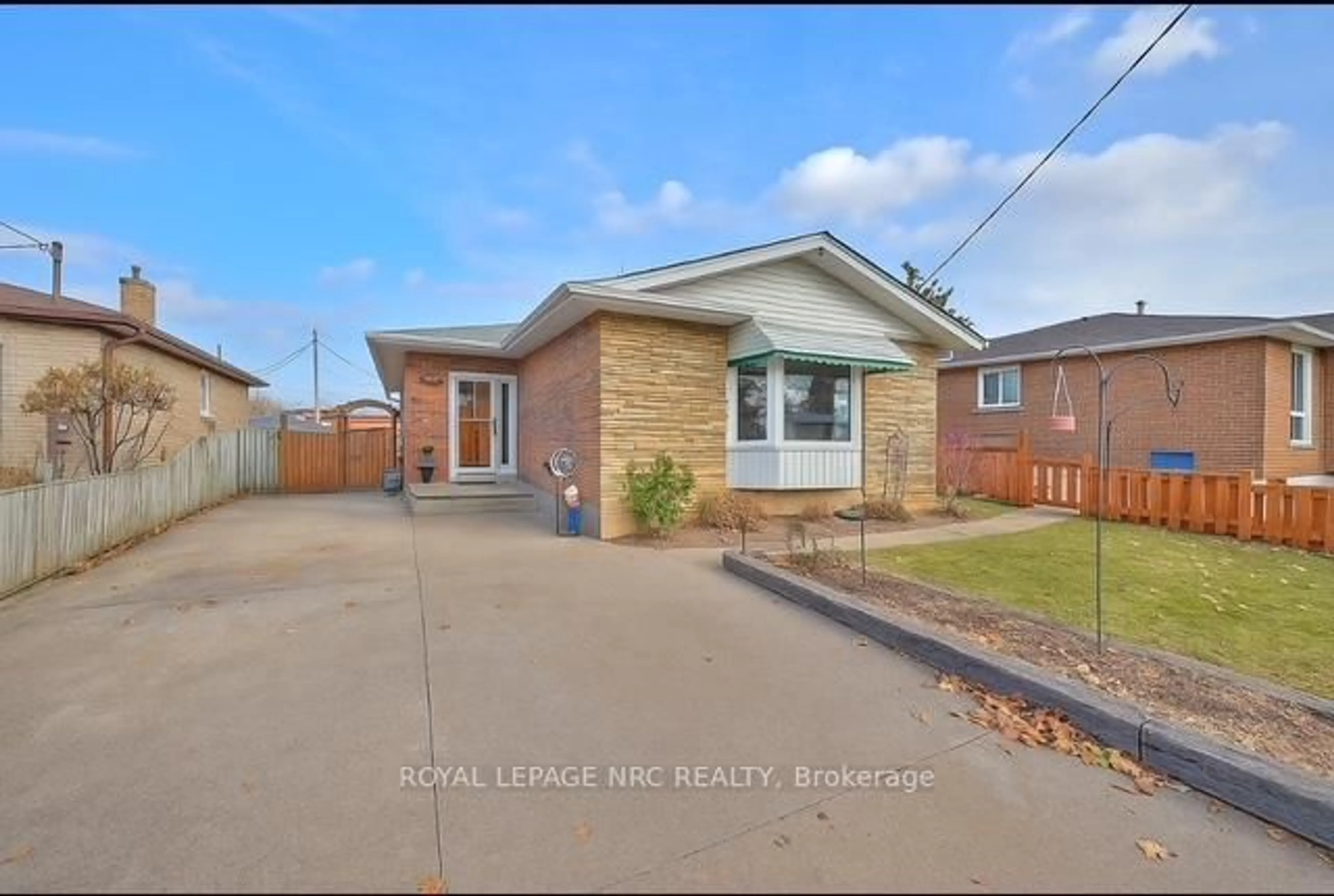 Home with brick exterior material, street for 624 BUNTING Rd, St. Catharines Ontario L2M 2Z8