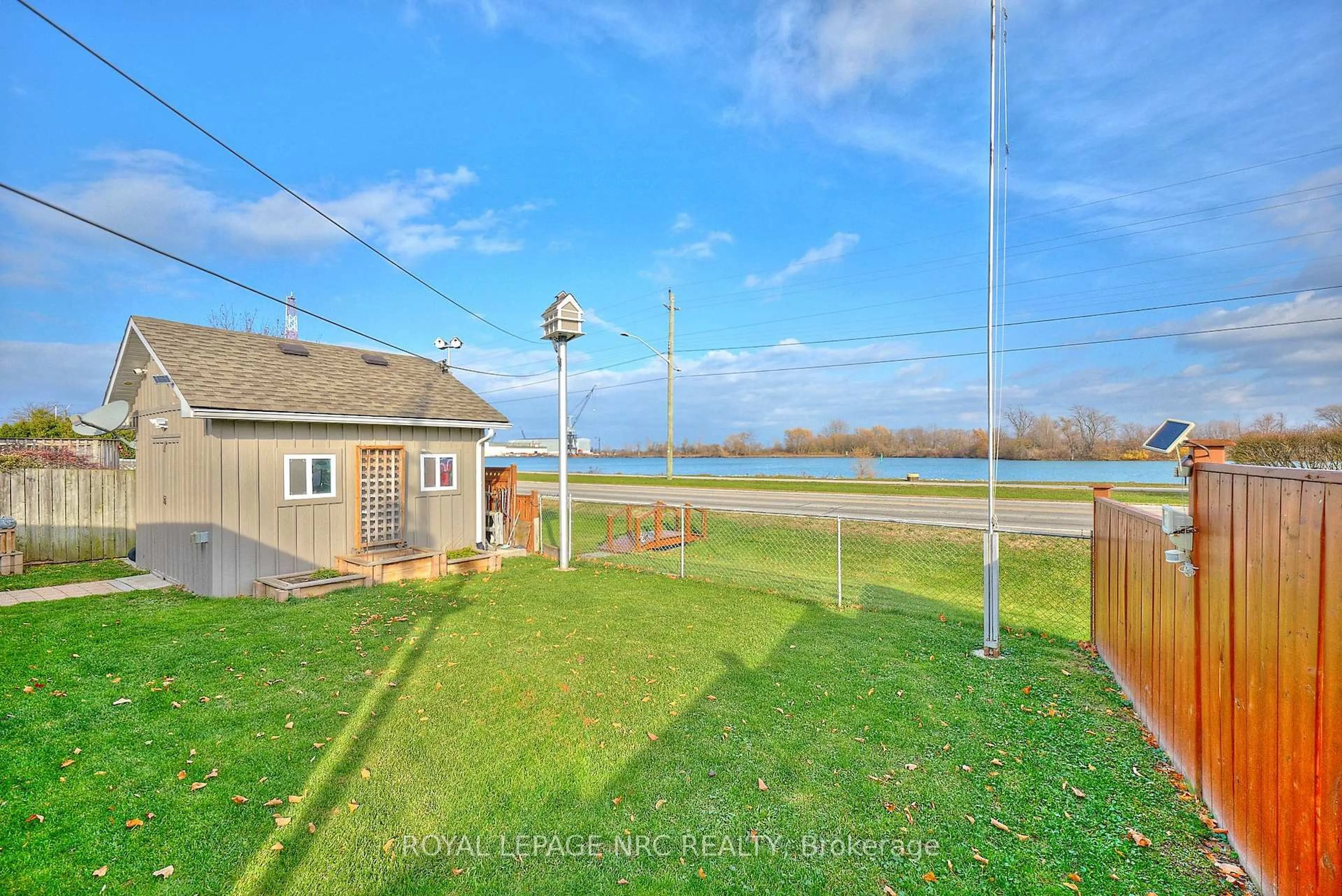 A pic from outside/outdoor area/front of a property/back of a property/a pic from drone, water/lake/river/ocean view for 624 BUNTING Rd, St. Catharines Ontario L2M 2Z8