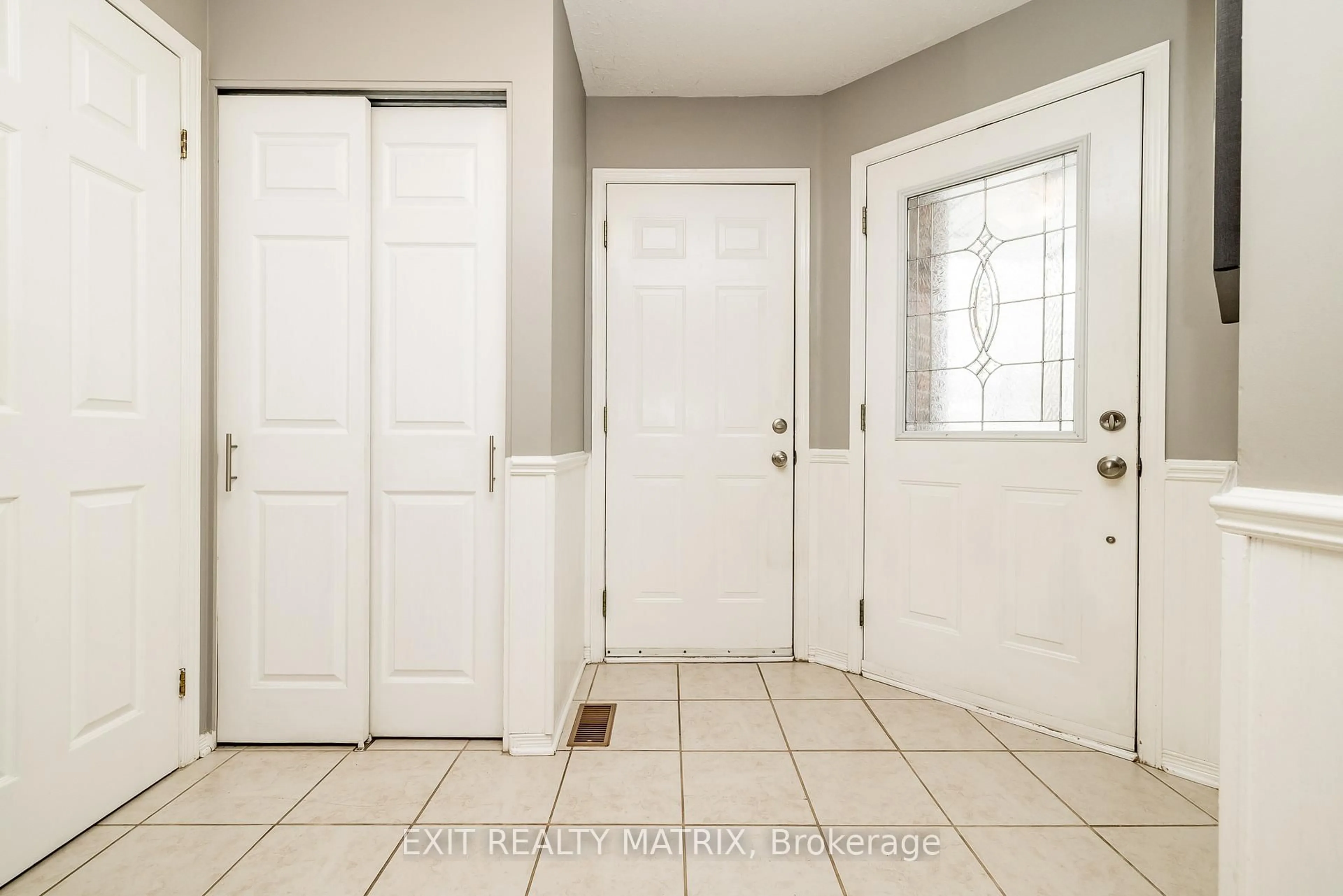 Indoor entryway for 125 Whalings Circ, Stittsville Ontario K2S 1S4