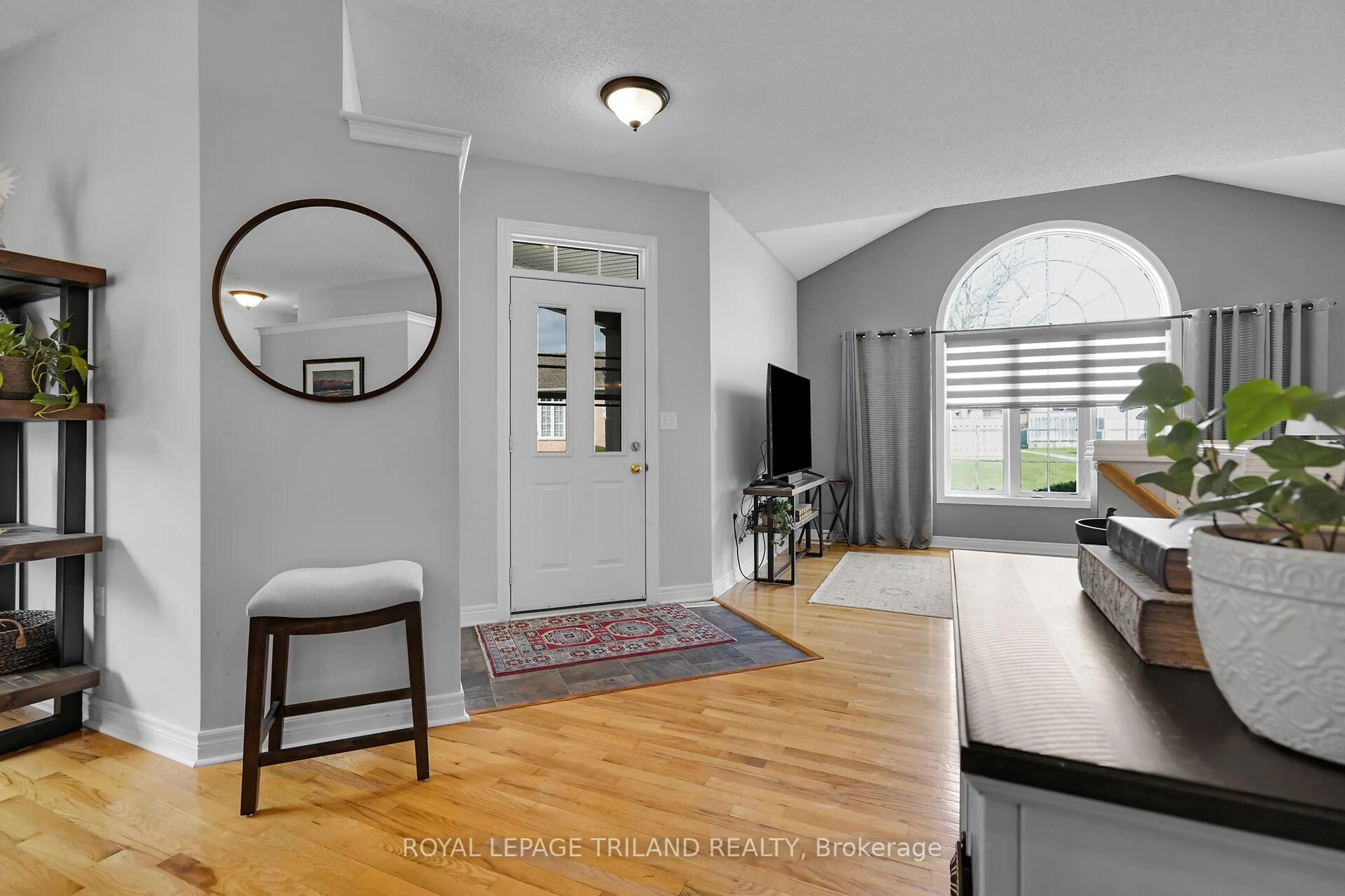 Indoor entryway for 2025 Meadowgate Blvd #121, London South Ontario N6M 1K9