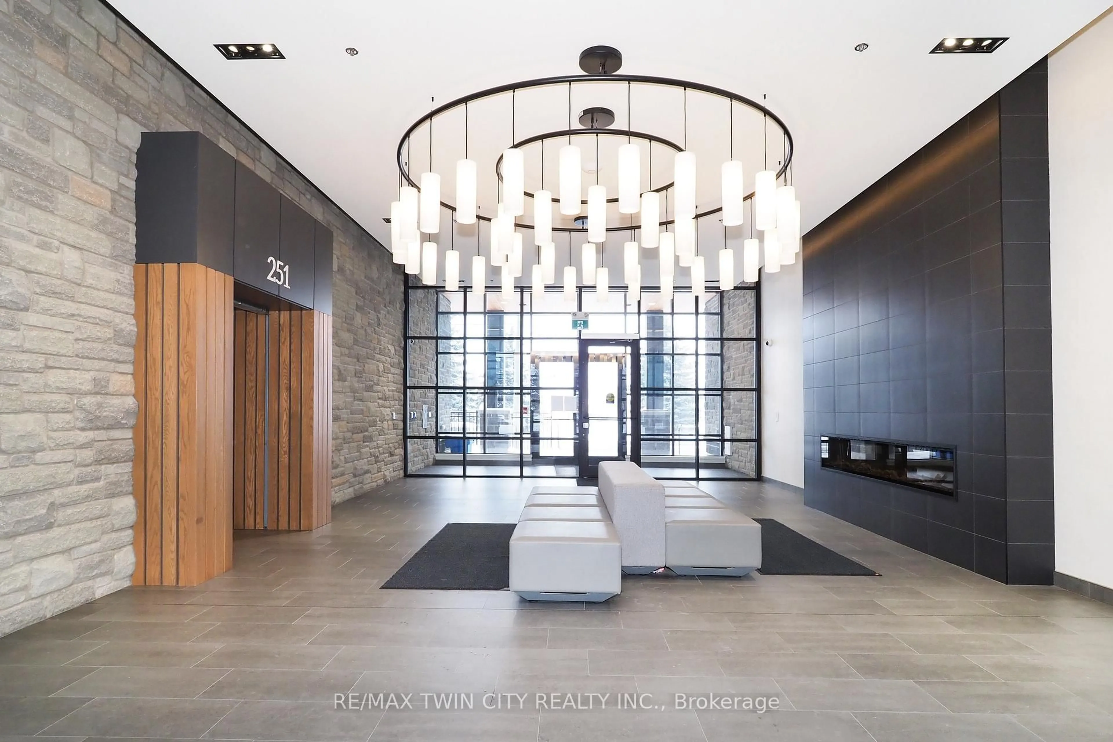 Indoor foyer for 247 Northfield Dr #415, Waterloo Ontario N2K 0H1