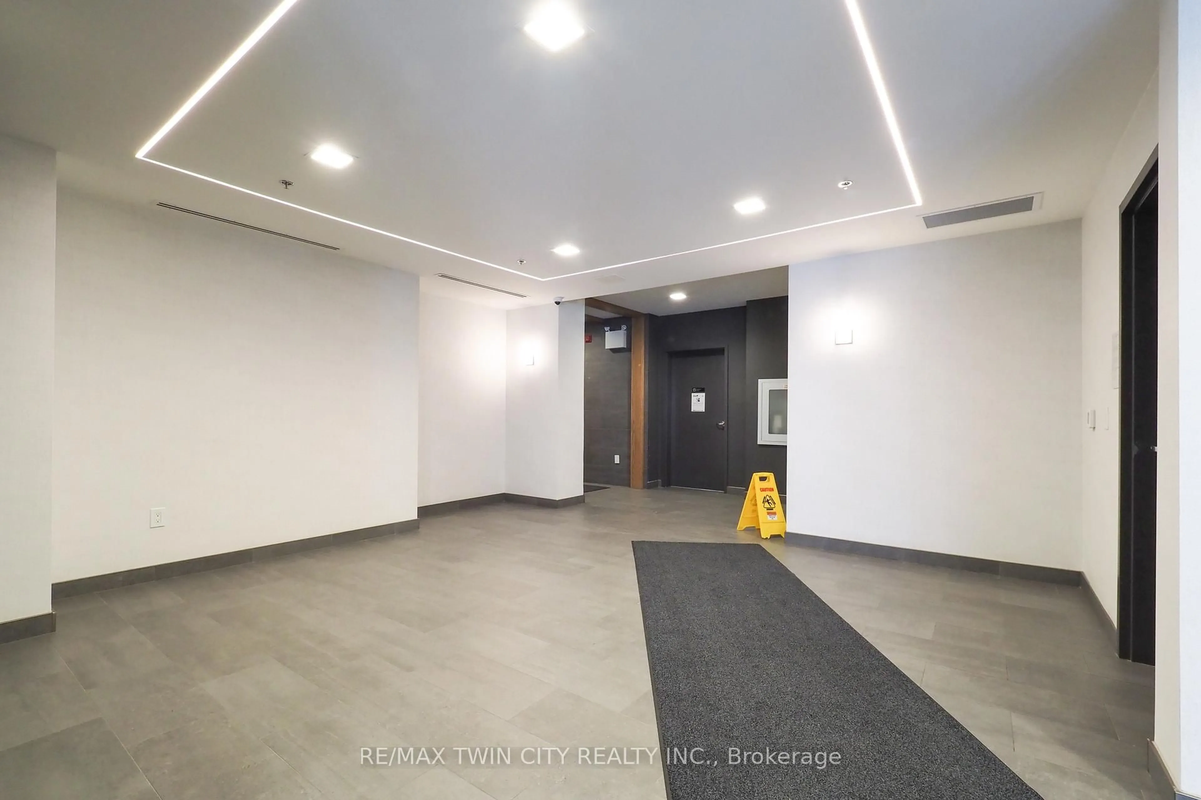 Indoor foyer for 247 Northfield Dr #415, Waterloo Ontario N2K 0H1