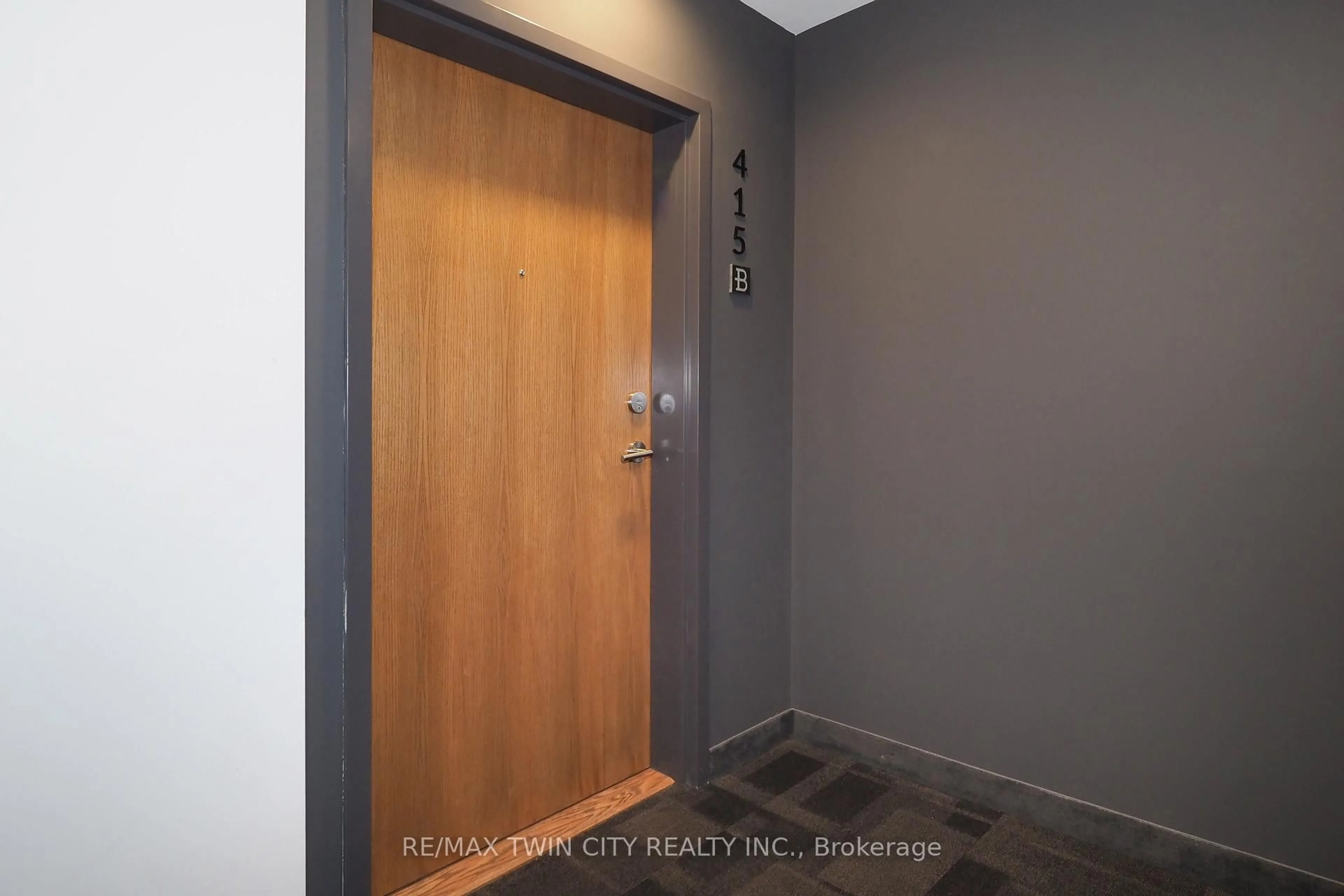 Indoor entryway for 247 Northfield Dr #415, Waterloo Ontario N2K 0H1