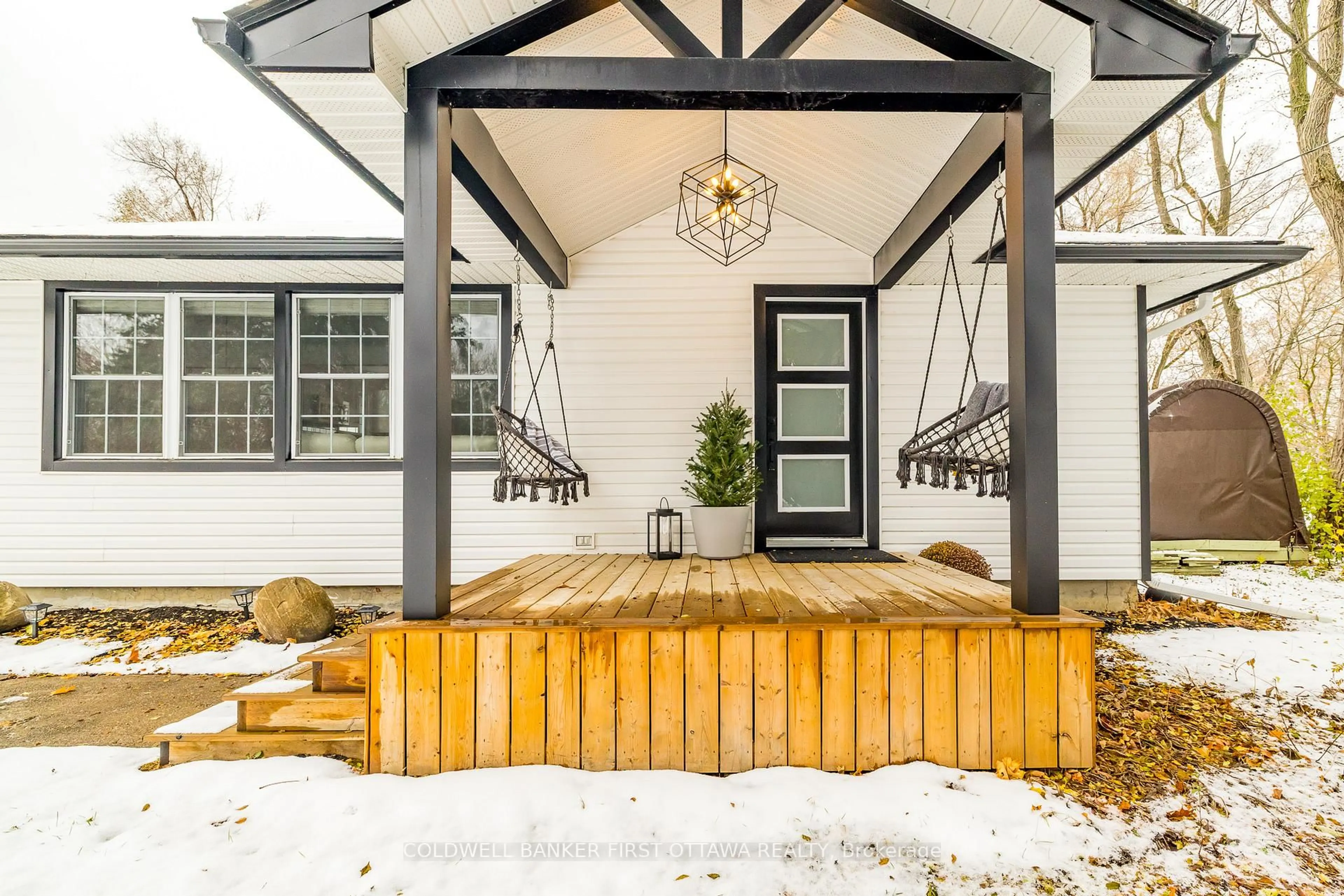 Indoor entryway for 1 PORTER St, Ottawa Ontario K2S 1P8