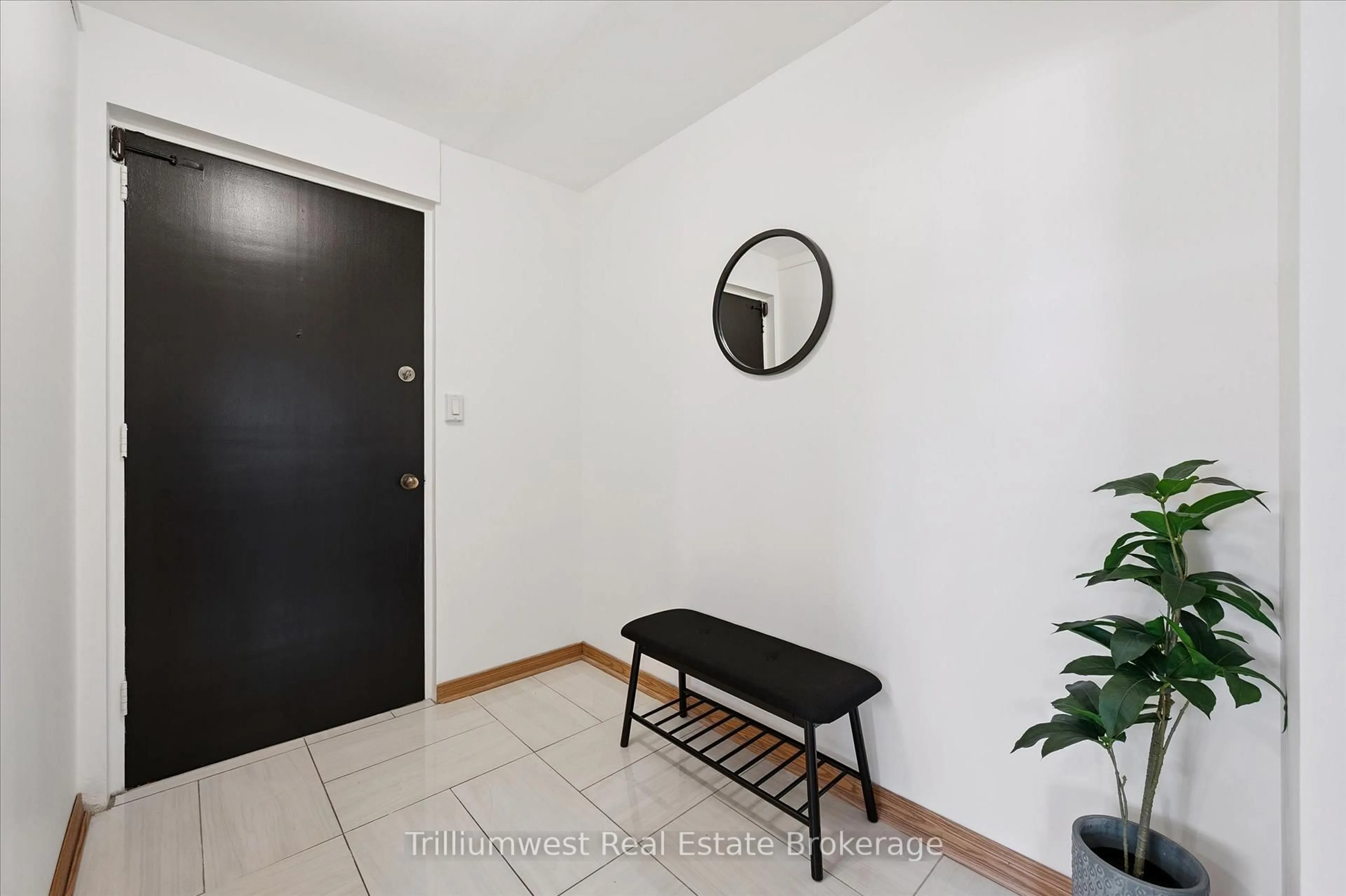 Indoor entryway for 1 Sunnylea Cres #2, Guelph Ontario N1E 1W1