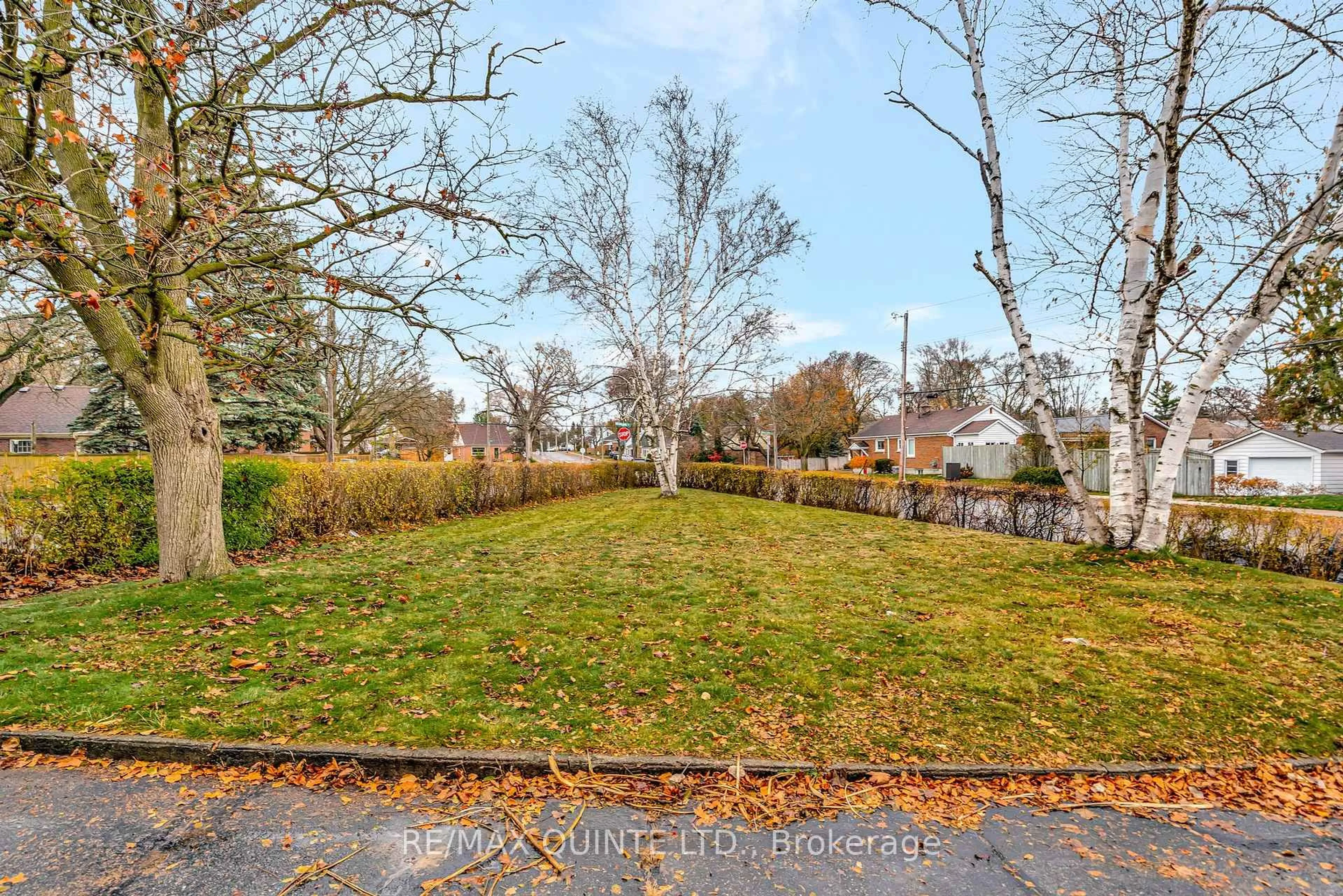 A pic from outside/outdoor area/front of a property/back of a property/a pic from drone, street for 8 Greenlawn Ave, Belleville Ontario K8N 4B5