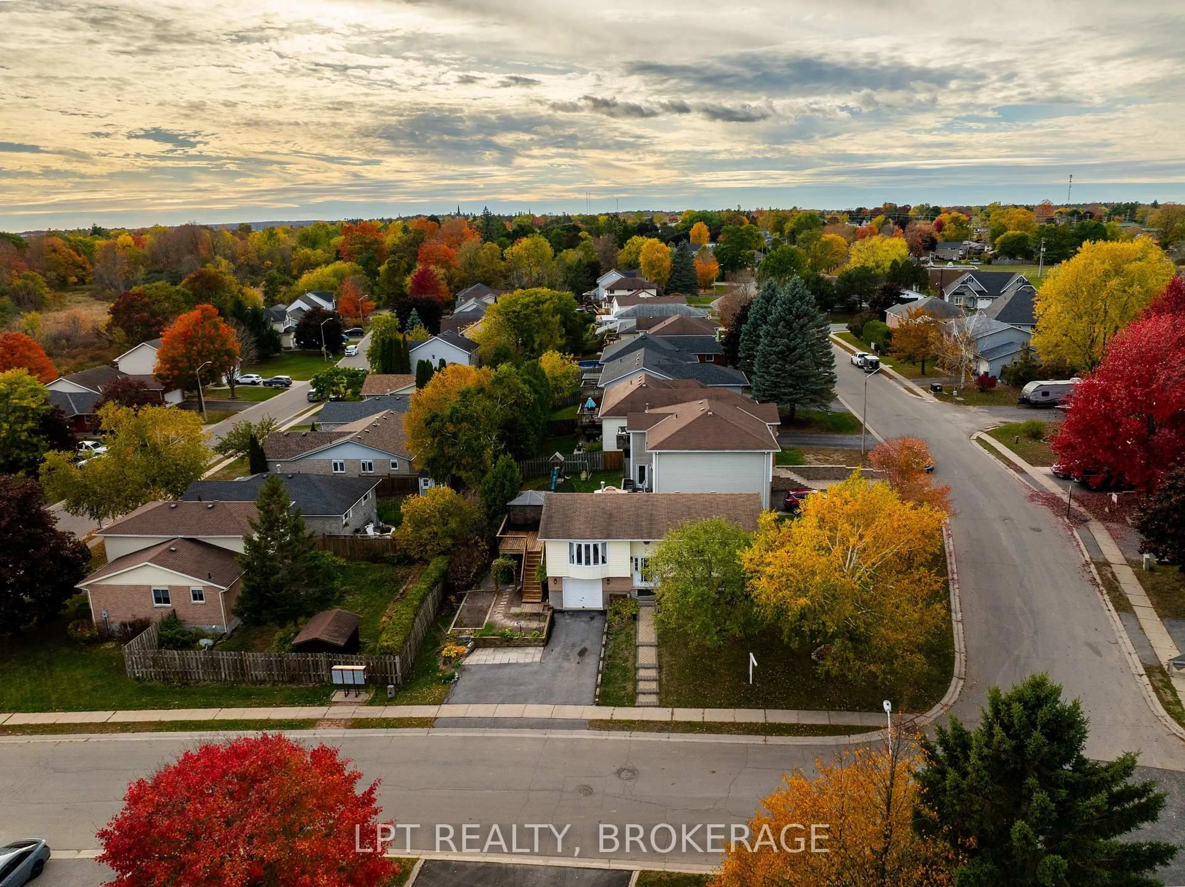 A pic from outside/outdoor area/front of a property/back of a property/a pic from drone, unknown for 697 Macdonald Dr, Gananoque Ontario K7G 3C4