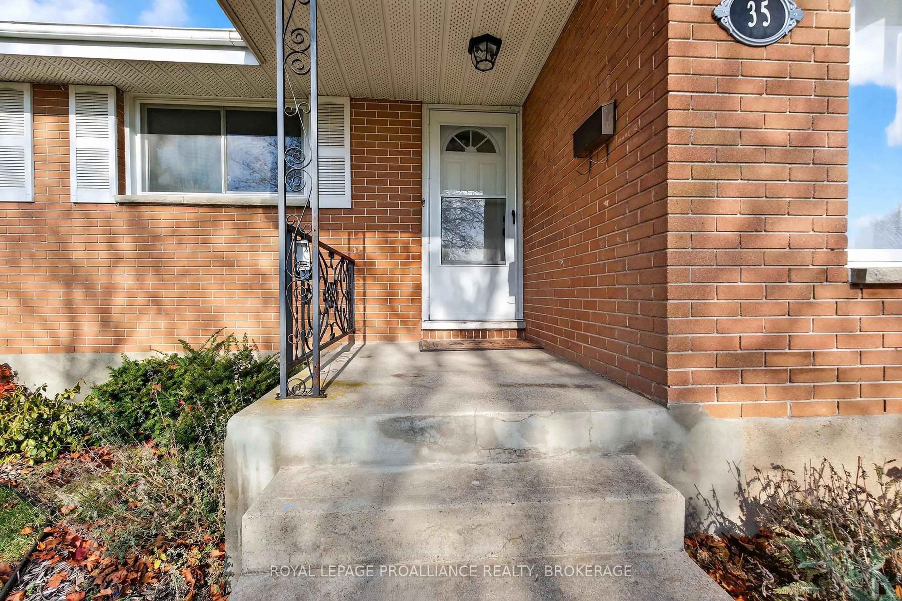 Unknown for 35 Mulcaster St, Kingston Ontario K7M 2V6