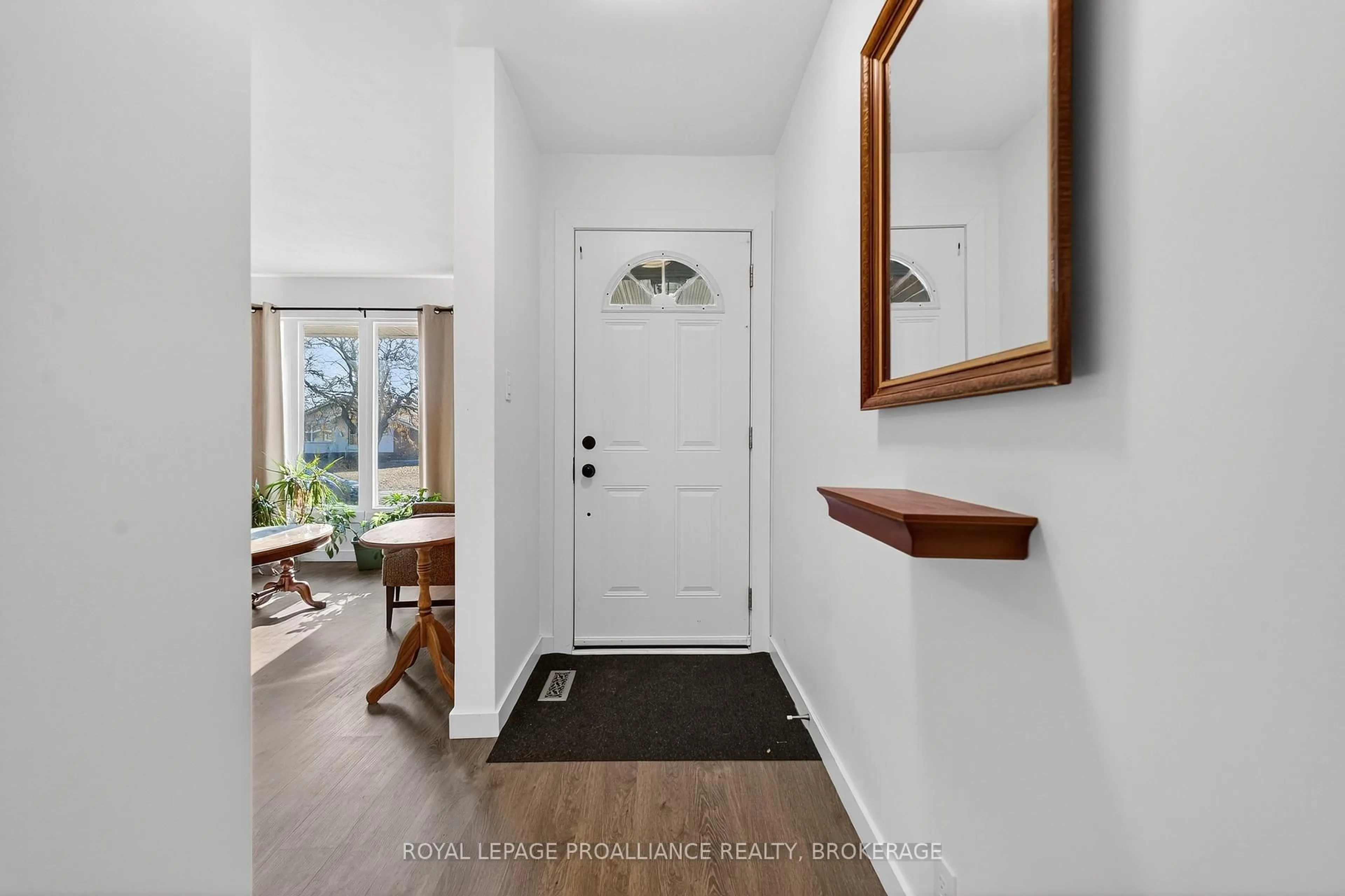 Indoor entryway for 35 Mulcaster St, Kingston Ontario K7M 2V6
