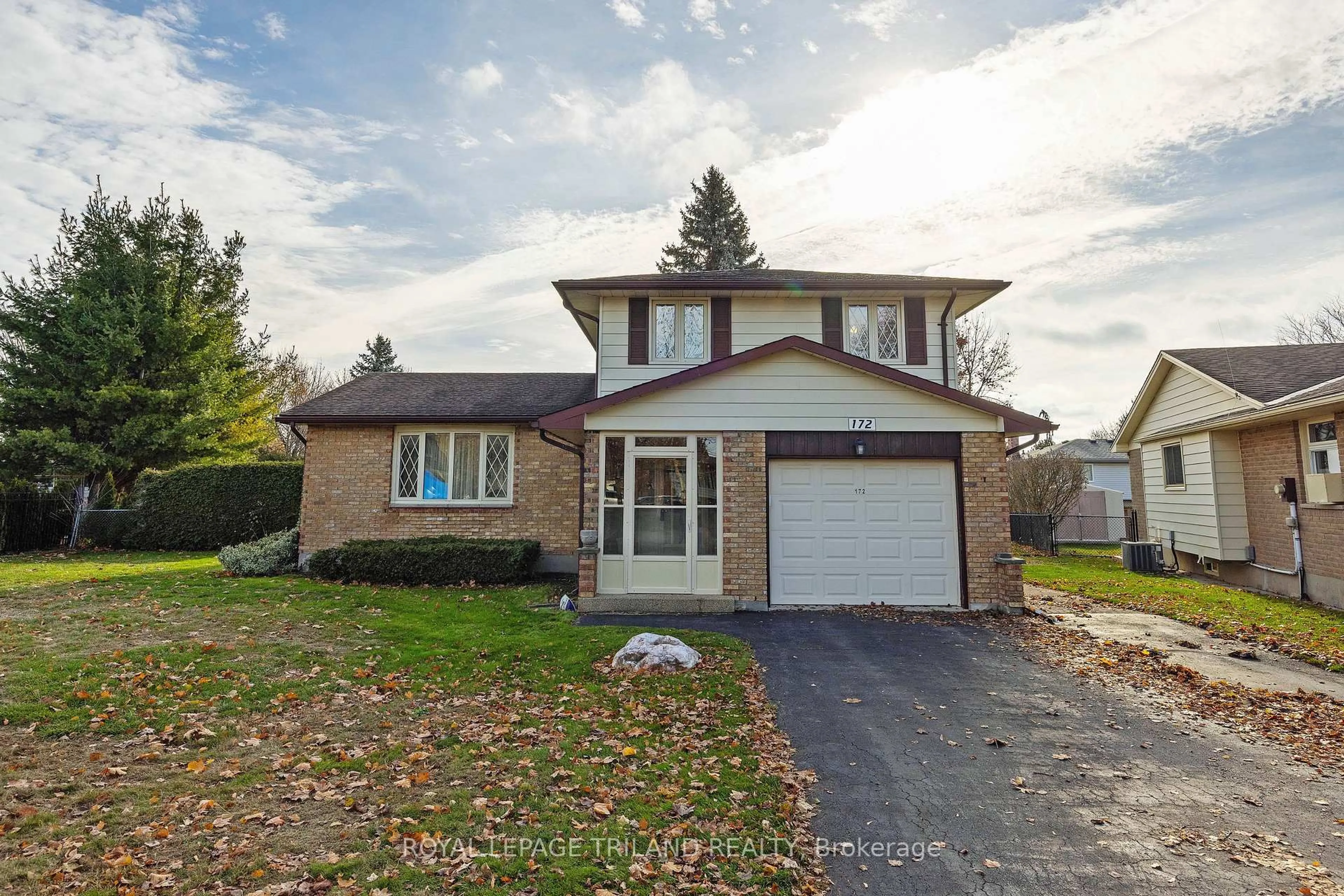 Home with vinyl exterior material, street for 172 CONCORD Rd, London North Ontario N6G 3H8