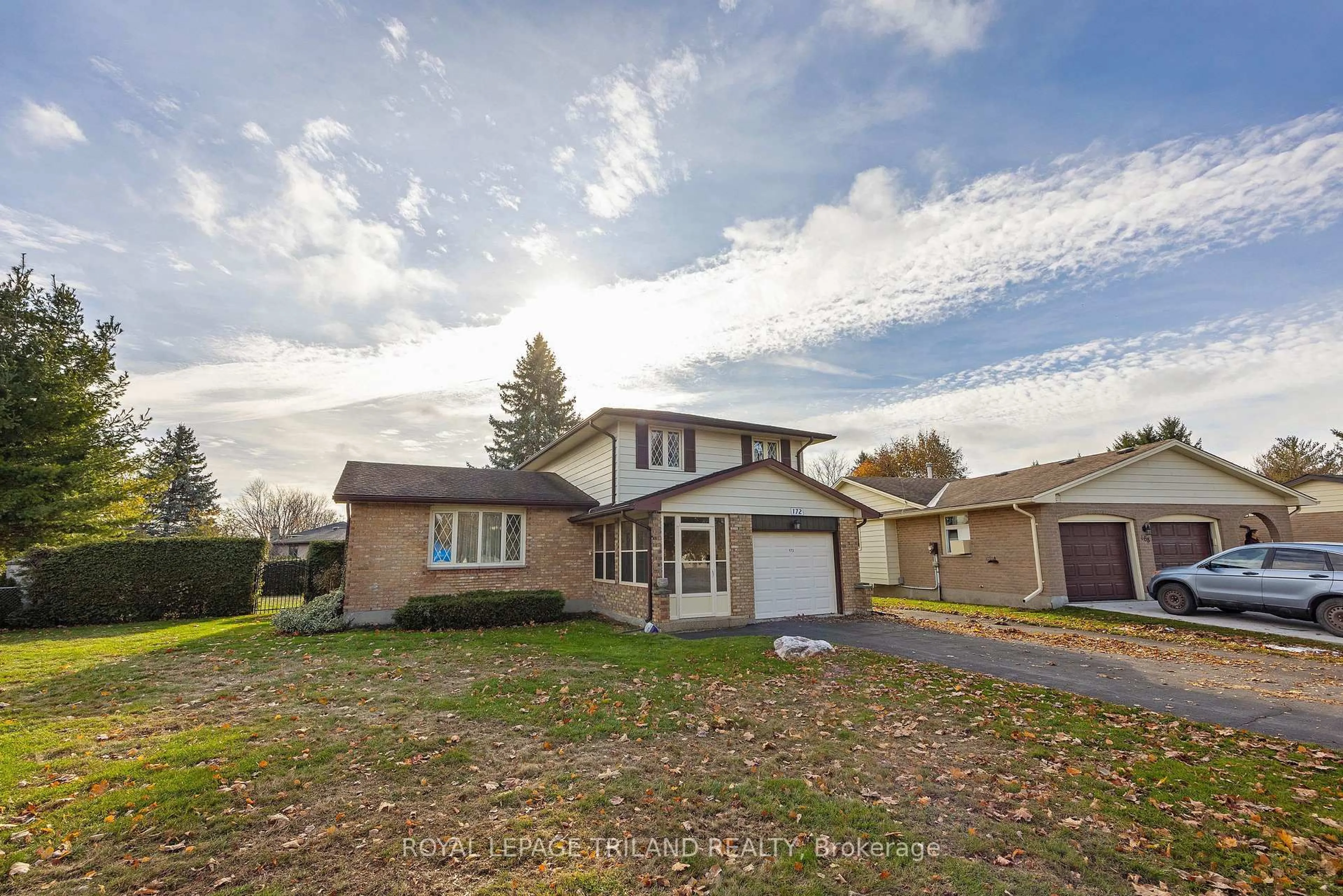 A pic from outside/outdoor area/front of a property/back of a property/a pic from drone, street for 172 CONCORD Rd, London North Ontario N6G 3H8