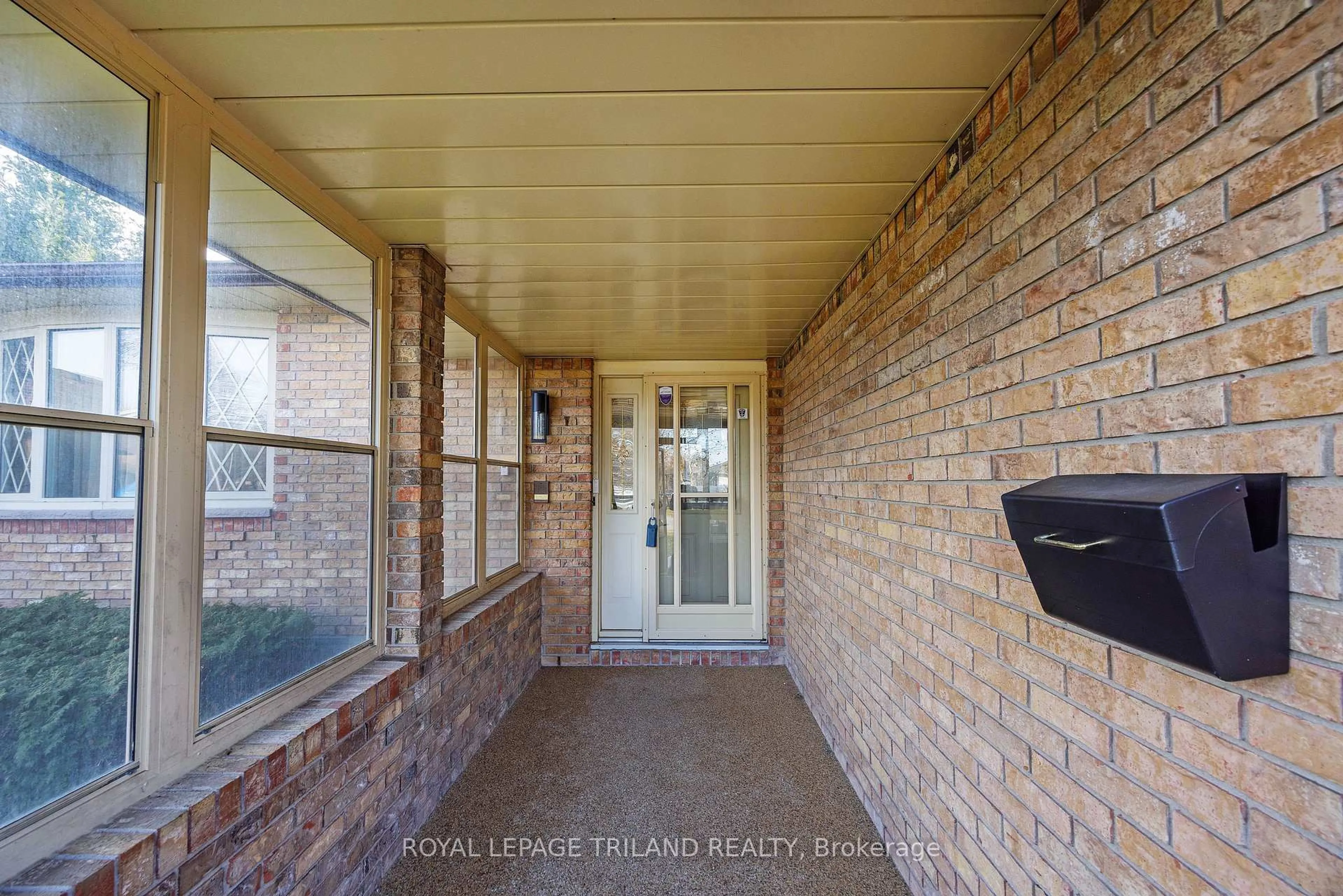 Indoor entryway for 172 CONCORD Rd, London North Ontario N6G 3H8