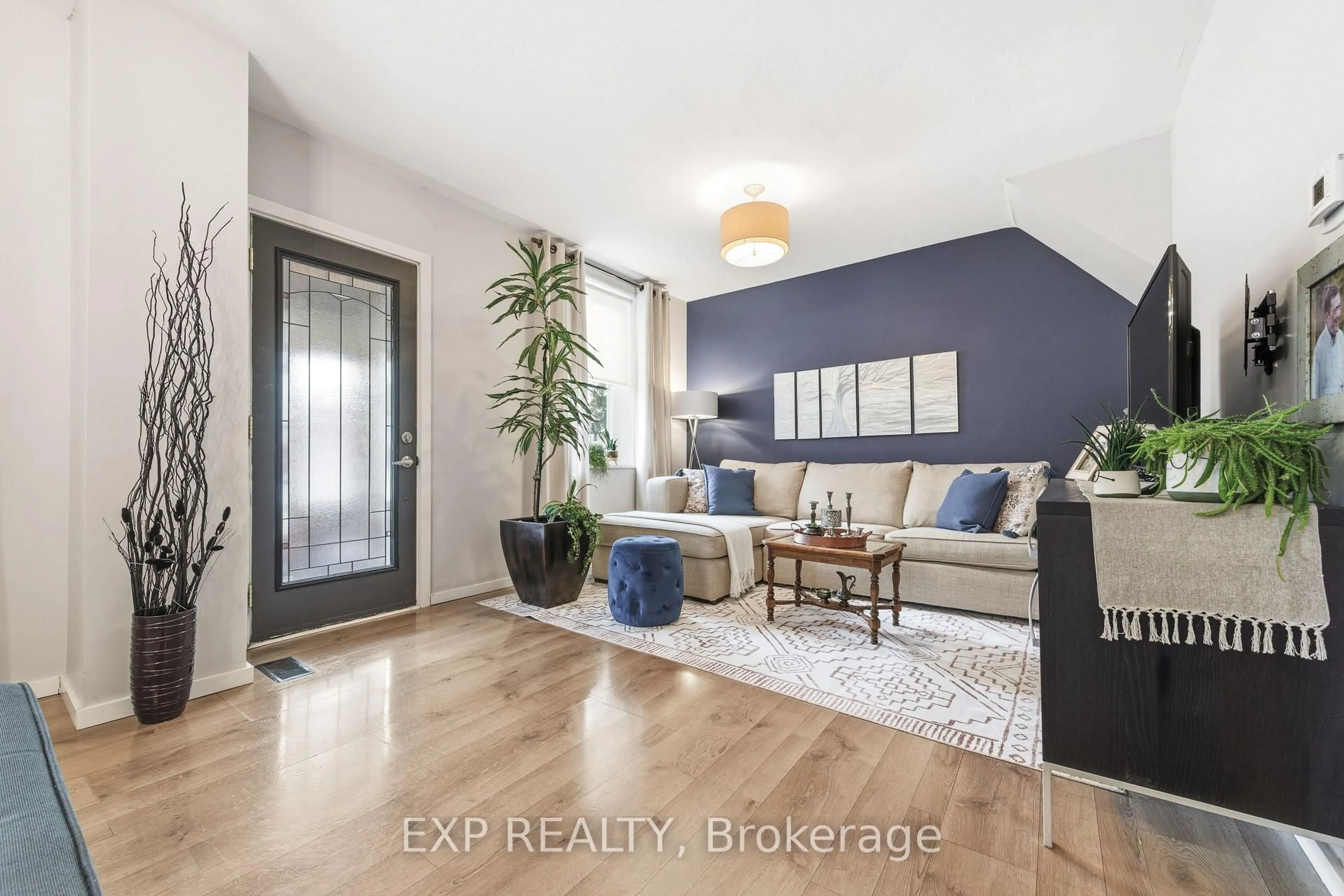 Indoor entryway for 162 Hincks Ave, Renfrew Ontario K7V 3S9