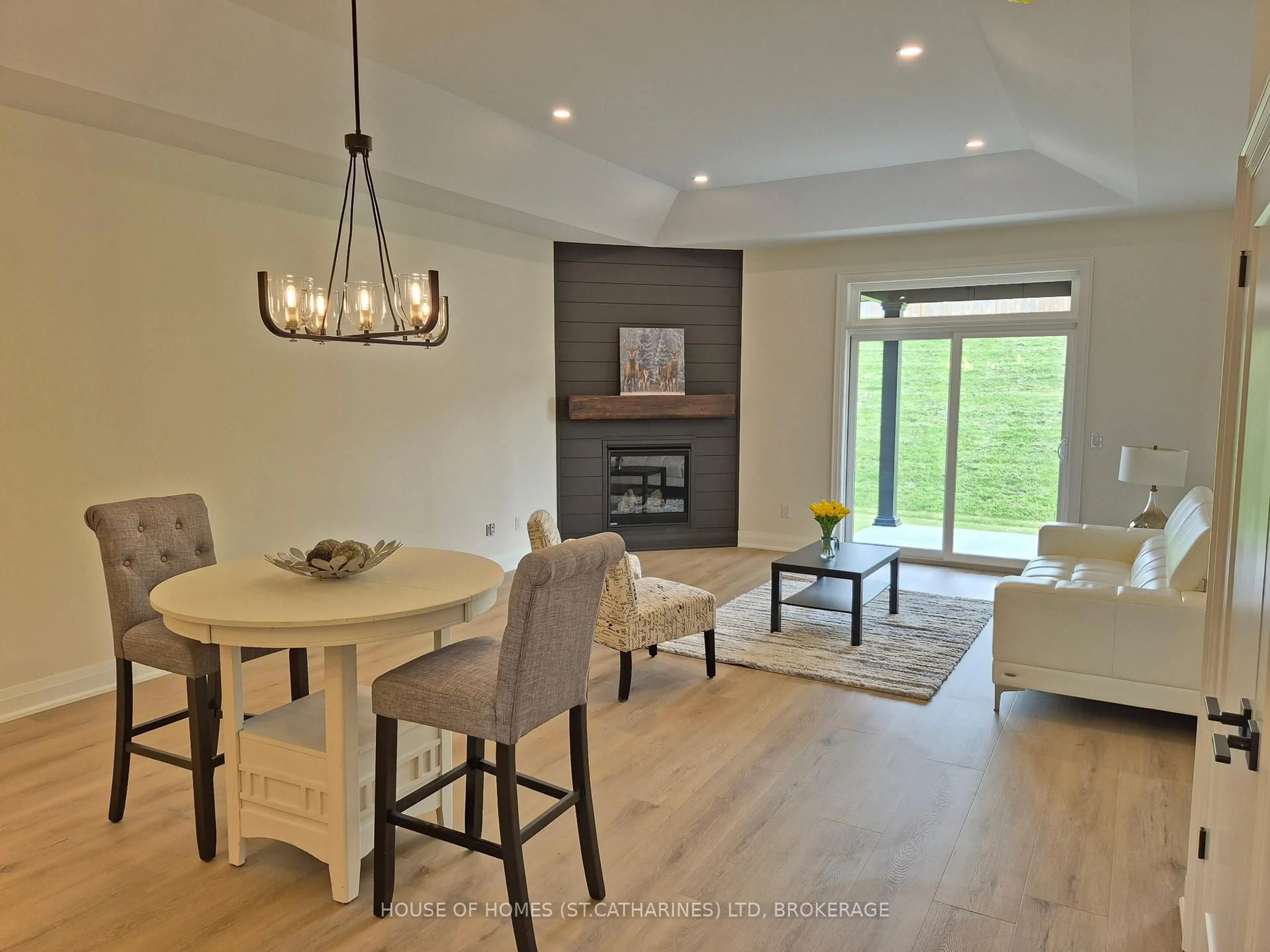 Open concept kitchen, wood/laminate floor for 4104 VILLAGE CREEK Dr, Fort Erie Ontario L0S 1S0