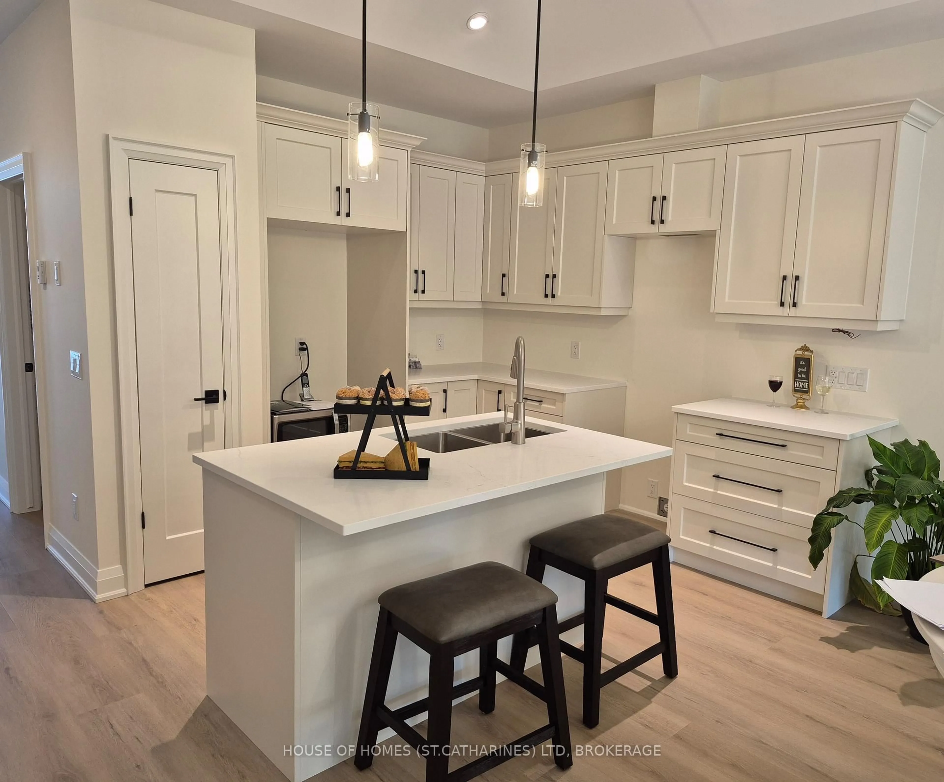 Open concept kitchen, unknown for 4104 VILLAGE CREEK Dr, Fort Erie Ontario L0S 1S0